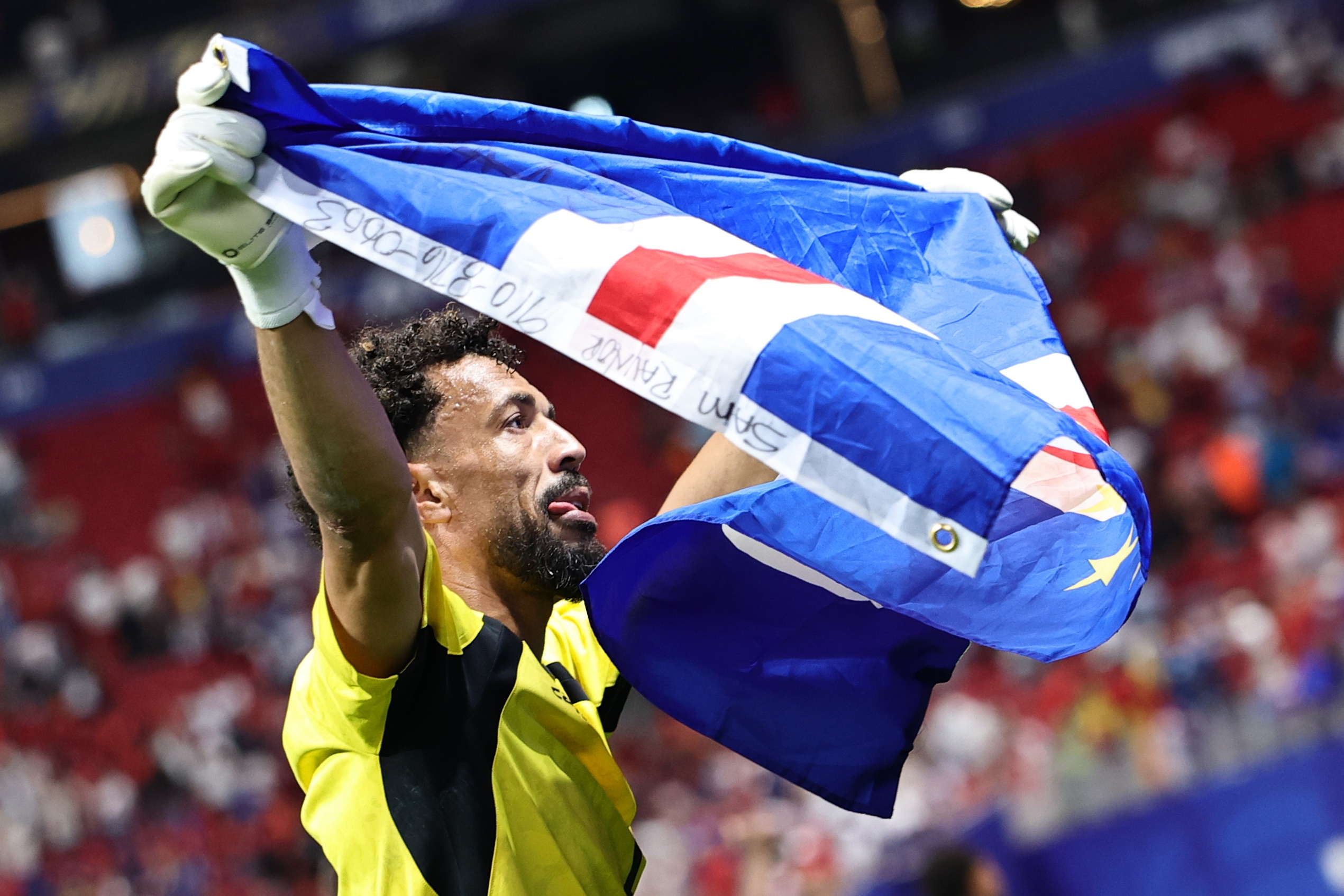 Vozinha Cabo Verdeko atezaina, Espainiaren aurkako berdinketa ospatzen. RONALD WITTEK / EFE