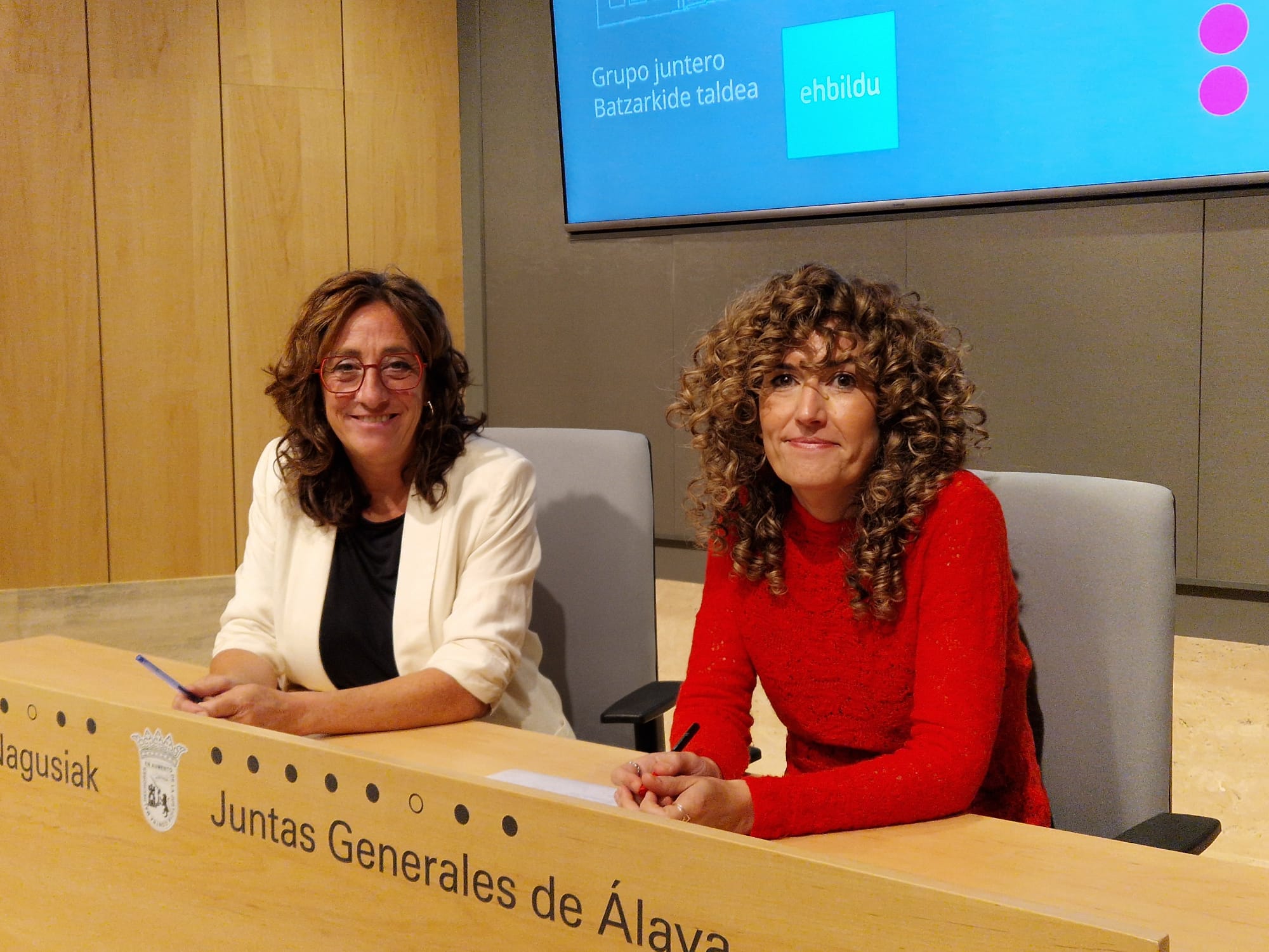 EH Bilduko batzarkide Eva Lopez de Arroiabe eta Claudia Venceslao, gaurko agerraldian. EH BILDU