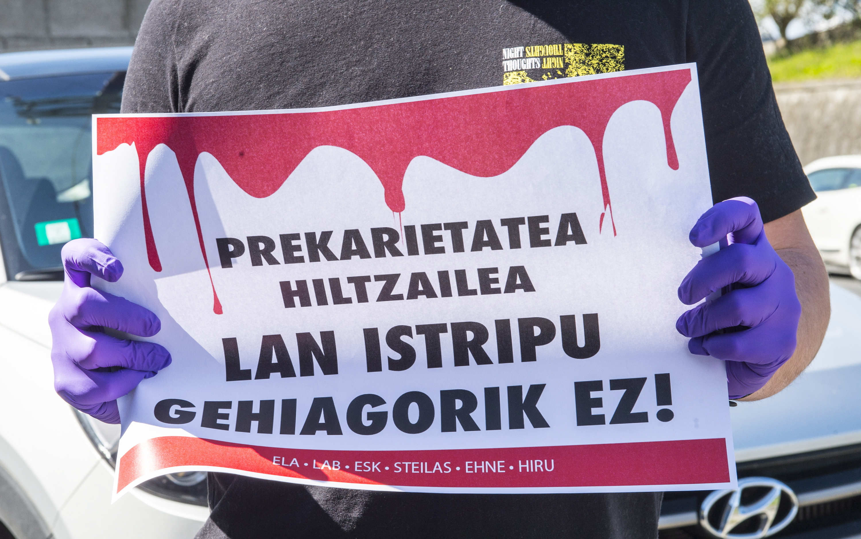 Langile bat lan istripuak salatzeko elkarretaratze batean. MARISOL RAMIREZ / FOKU