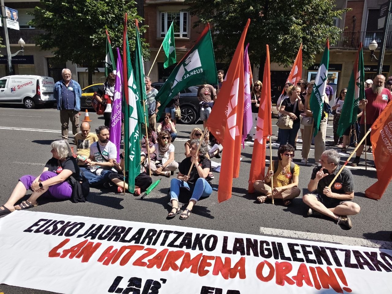 Jaurlaritzako langileak Bilboko Kale Nagusian eginiko eserialdian. LAB