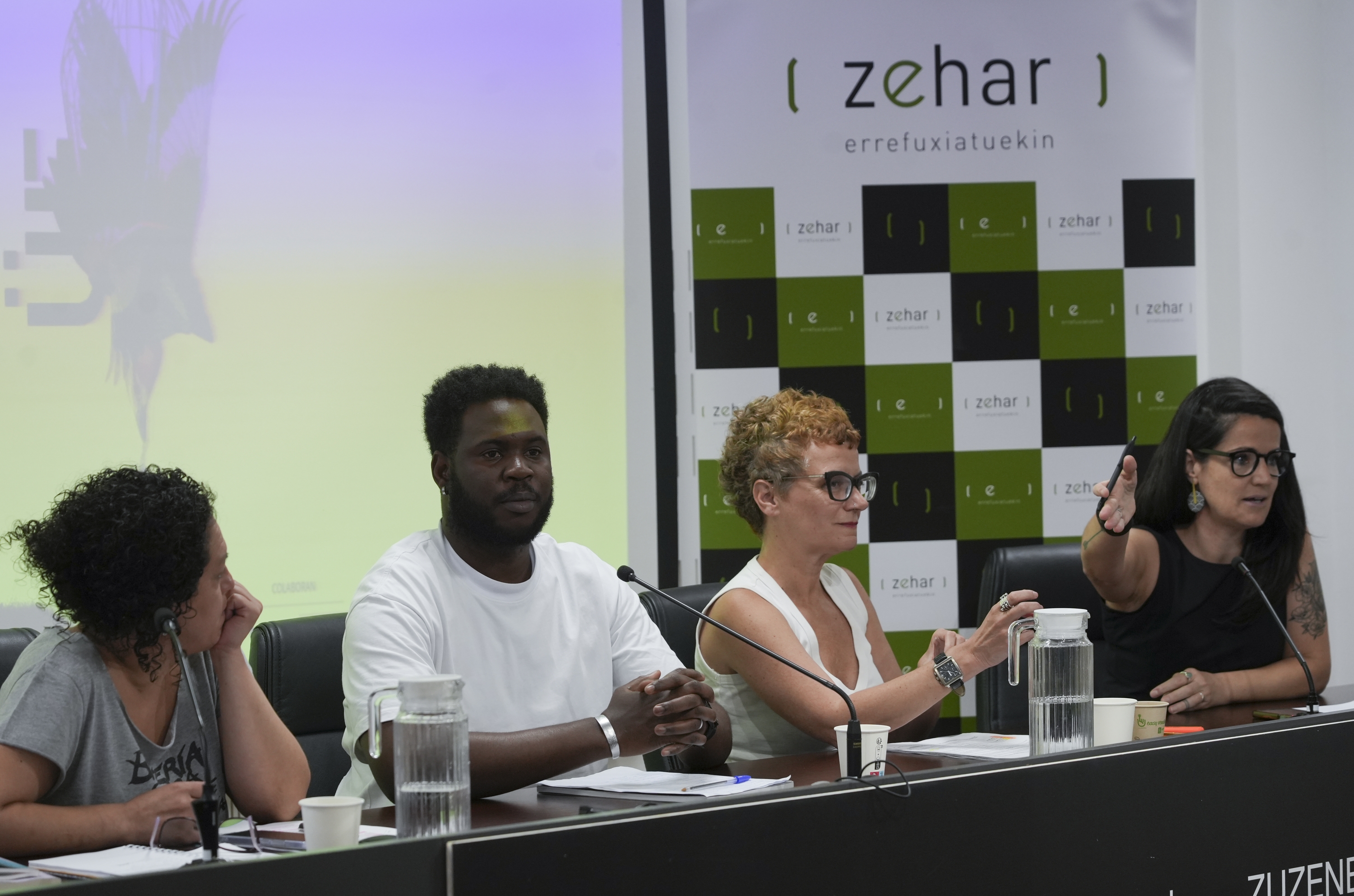 Zehar-Errefuxiatuekin elkarteak antolatutako mahai ingurua, gaur, Donostian. JAGOBA MANTEROLA / FOKU