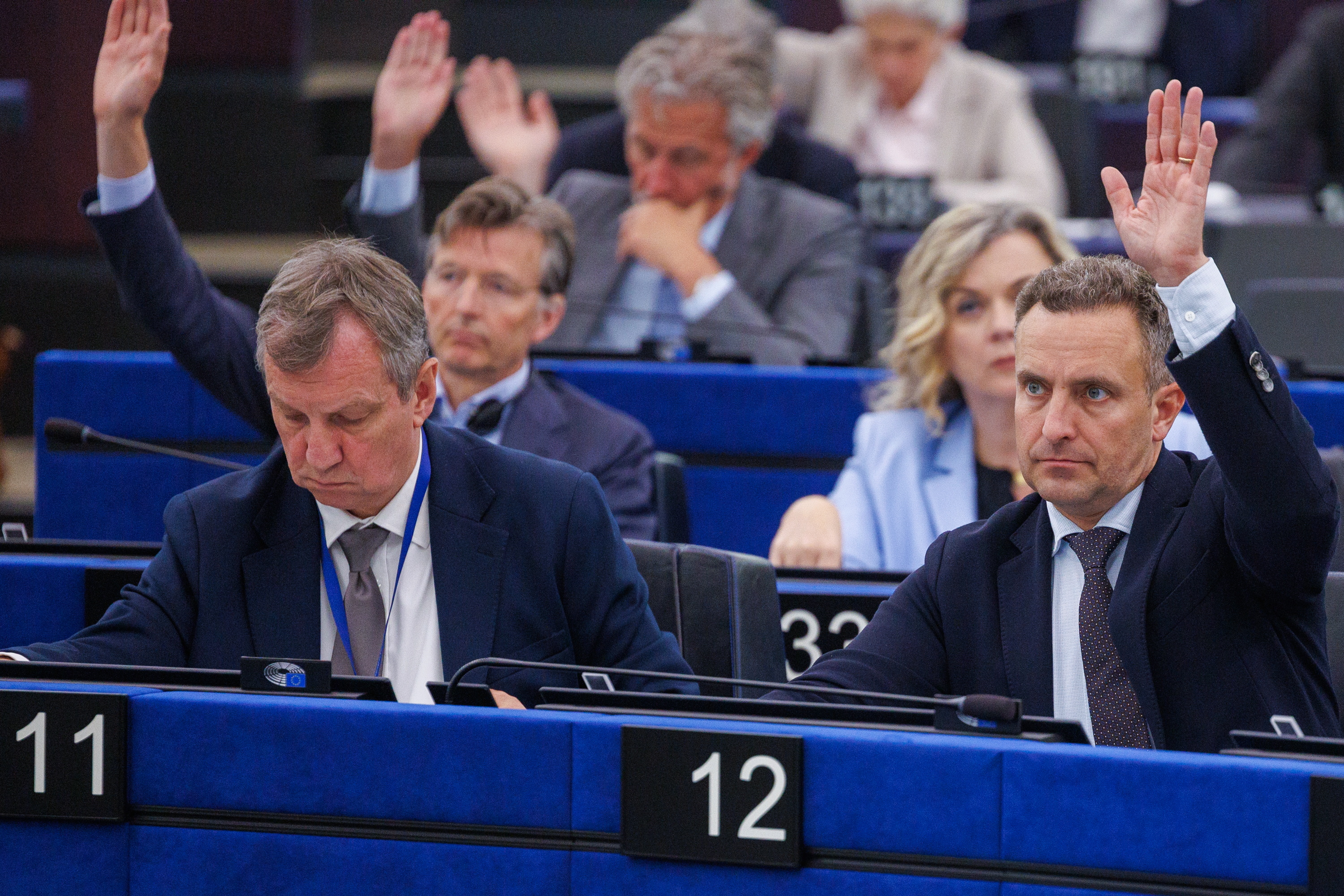 Europako Parlamentuko kideak Estrasburgon, atzo. OLIVIER MATTHYS / EFE