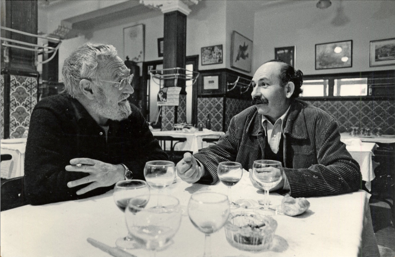 Jorge Oteiza eta Agustin Ibarrola, gosaltzen, 1971. urtearen inguruan. PAMIELAK UTZIA