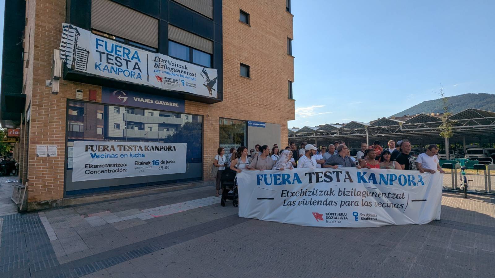Etxegabetze arriskuan dauden bizilagunen elkarretaratzea, Iruñeko Errotxapea auzoan. BERRIA Etxegabetze arriskuan dauden bizilagunen elkarretaratzea, Iruñeko Errotxapea auzoan. BERRIA