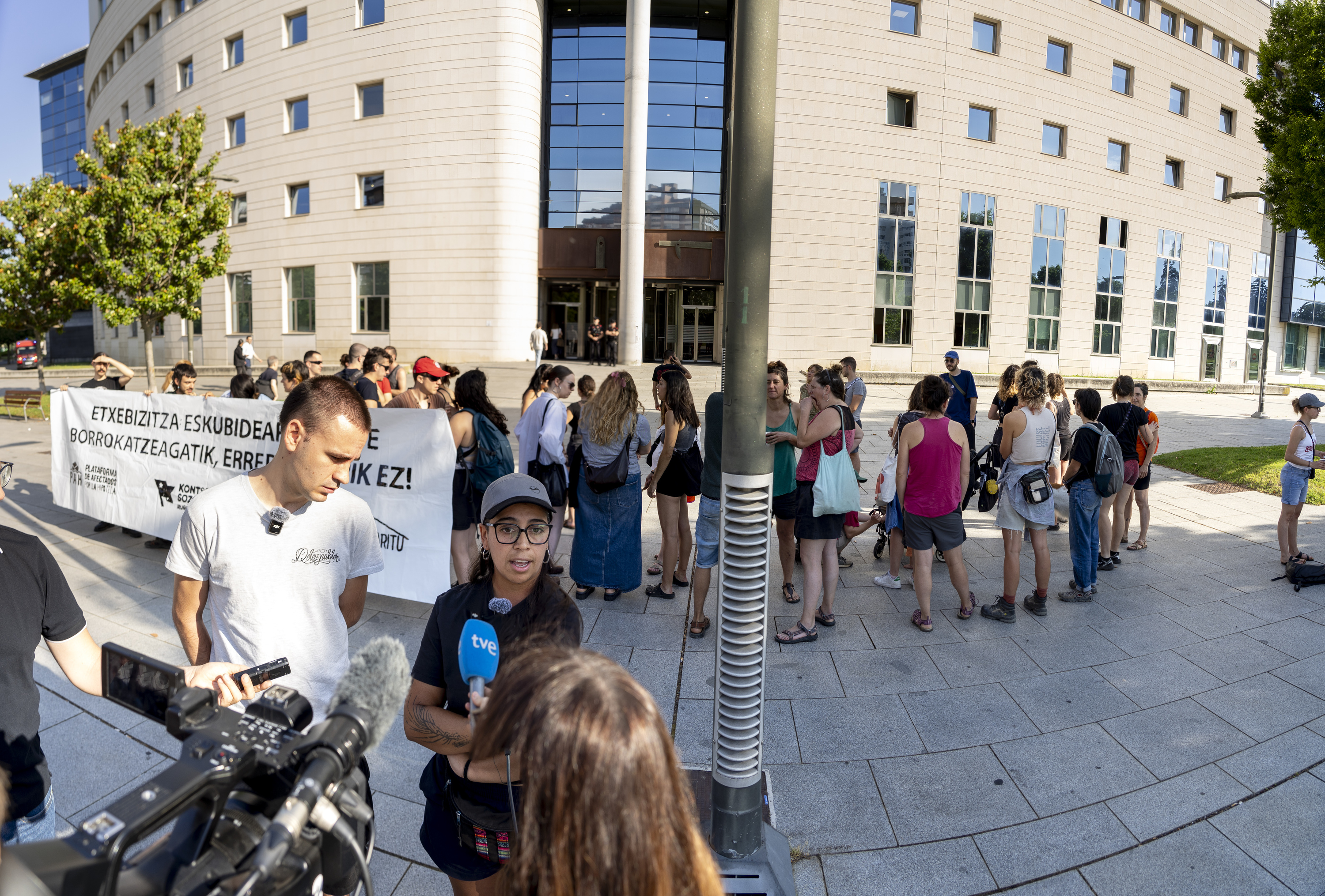 Etxebizitza sindikatuek babesa agertu diete Burlatako etxegabetzea eragozten saiatzeagatik ikertutako gazteei Etxebizitza sindikatuek babesa agertu diete Burlatako etxegabetzea eragozten saiatzeagatik ikertutako gazteei