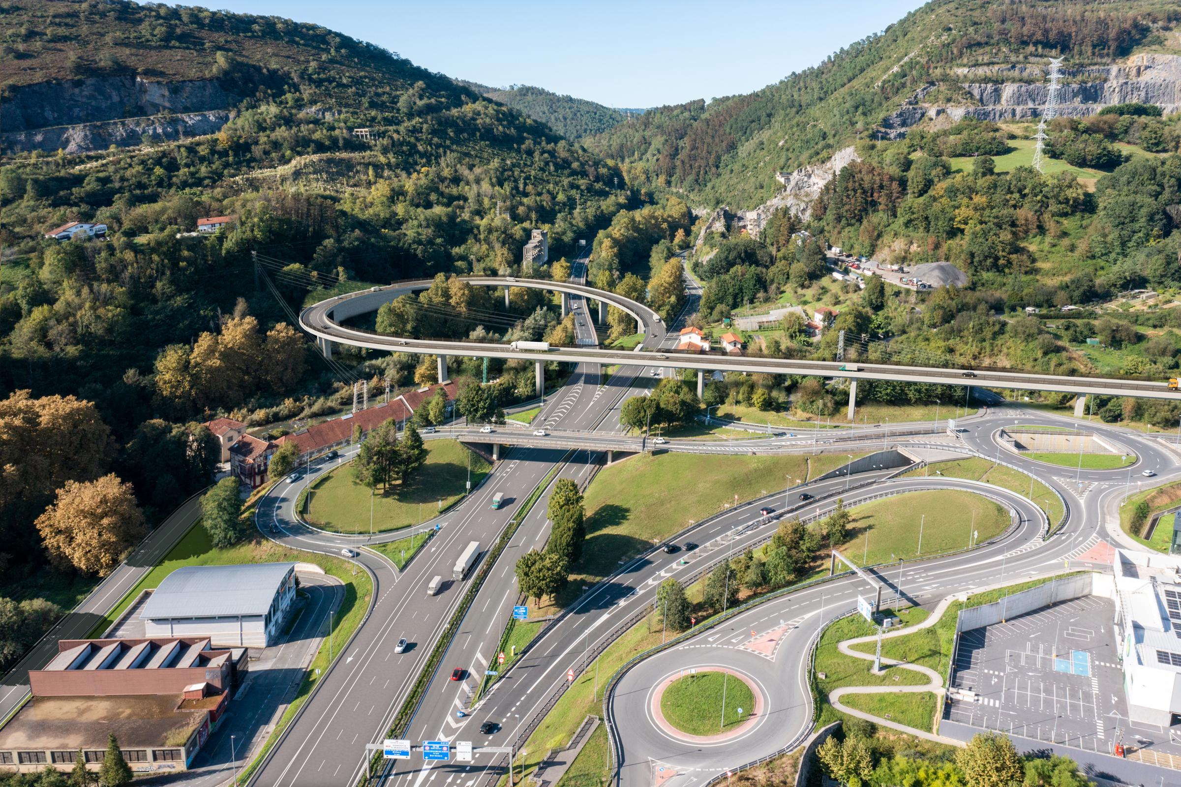 Oria ibaiaren eta N-1 errepidearen gainetik igaroko den begizta itxurako errepide baten irudia. GIPUZKOAKO FORU ALDUNDIA