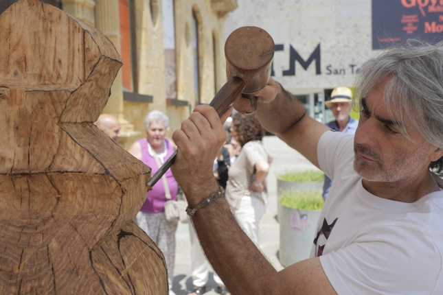 (ID_16186788) (Jagoba Manterola/@FOKU) 2026-06-16, Donostia. Gotzon Huegun eskulturgilea San Telmo museoaren atarian ari da egurrea...