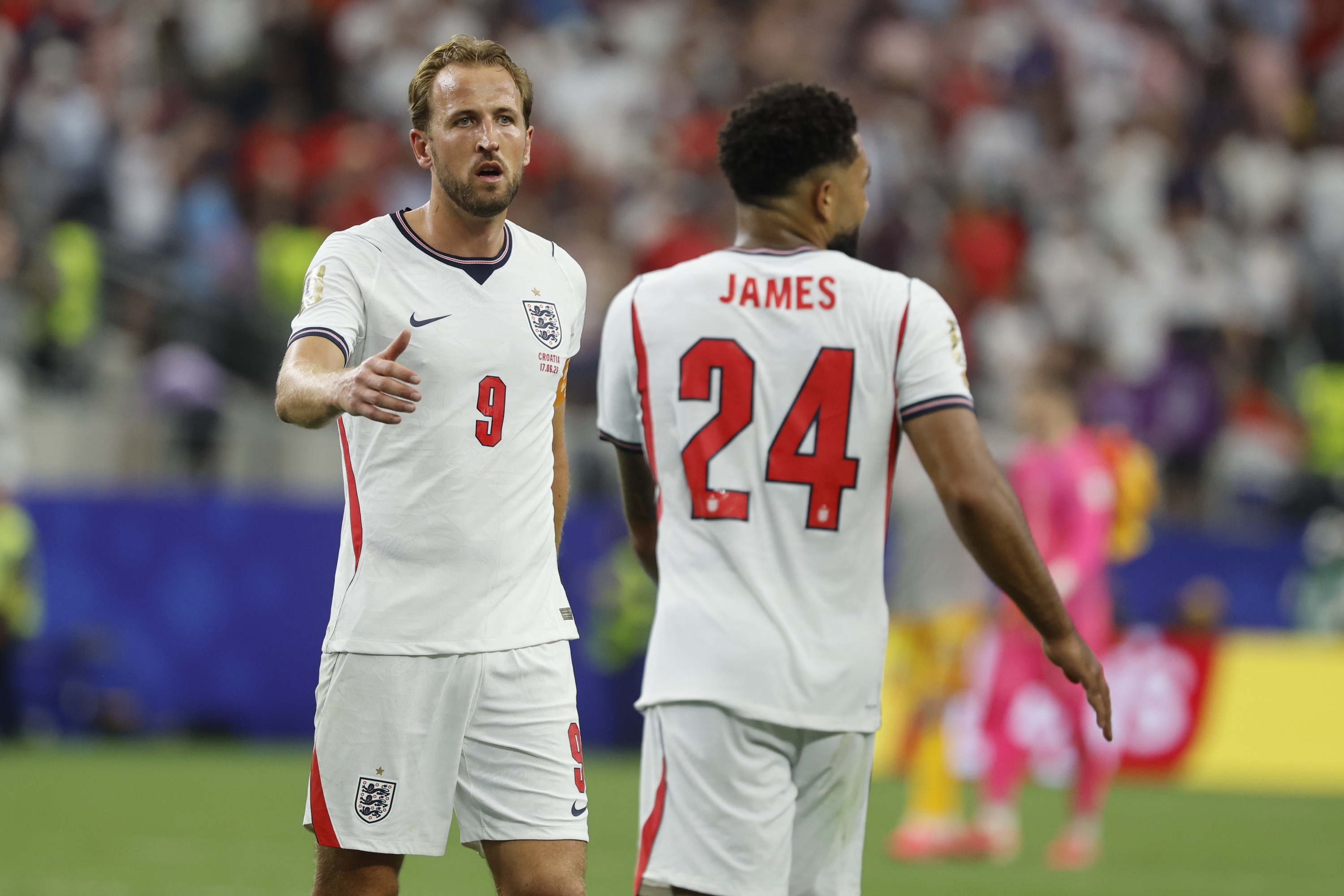 Ingalaterrako Harry Kane eta Reece James, norgehiagoka amaitu ondoren. MARISCAL / EFE