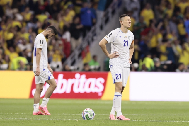 Uzbekistango jokalariak burumakur partida amaitu ostean. JOSE MENDEZ/EFE Uzbekistango jokalariak burumakur partida amaitu ostean. JOSE MENDEZ/EFE