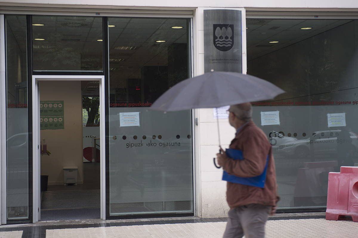 Gipuzkoako Ogasunaren Donostiako bulegoa, errenta aitorpenaren kanpaina hasi zenean. JUAN CARLOS RUIZ / FOKU