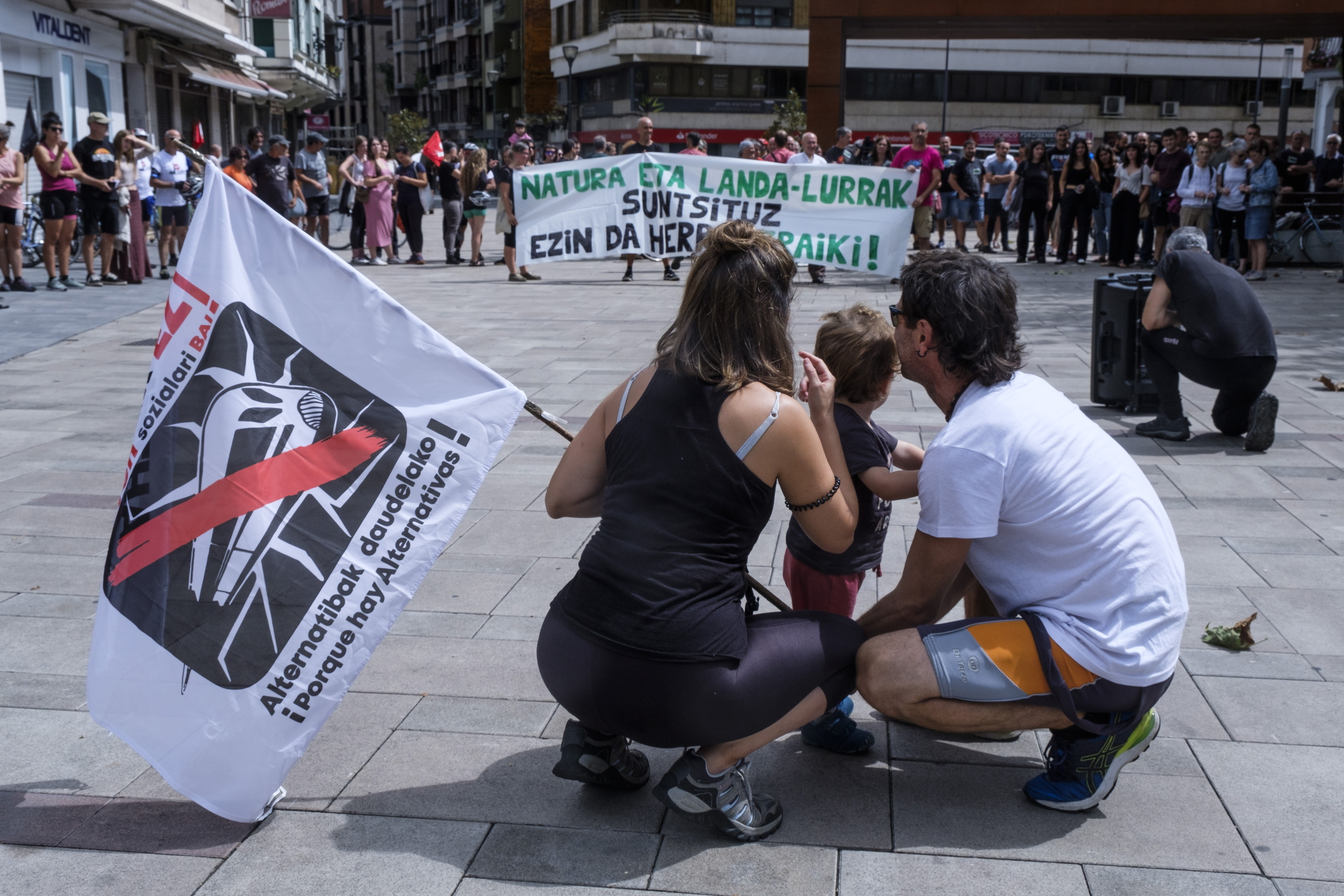 Protesta bat Beasainen, 'euskal Y'-a Nafarroako AHTarekin Aralarren barrena lotzeko egiten ari diren zundaketen aurka. JON URBE / FOKU
