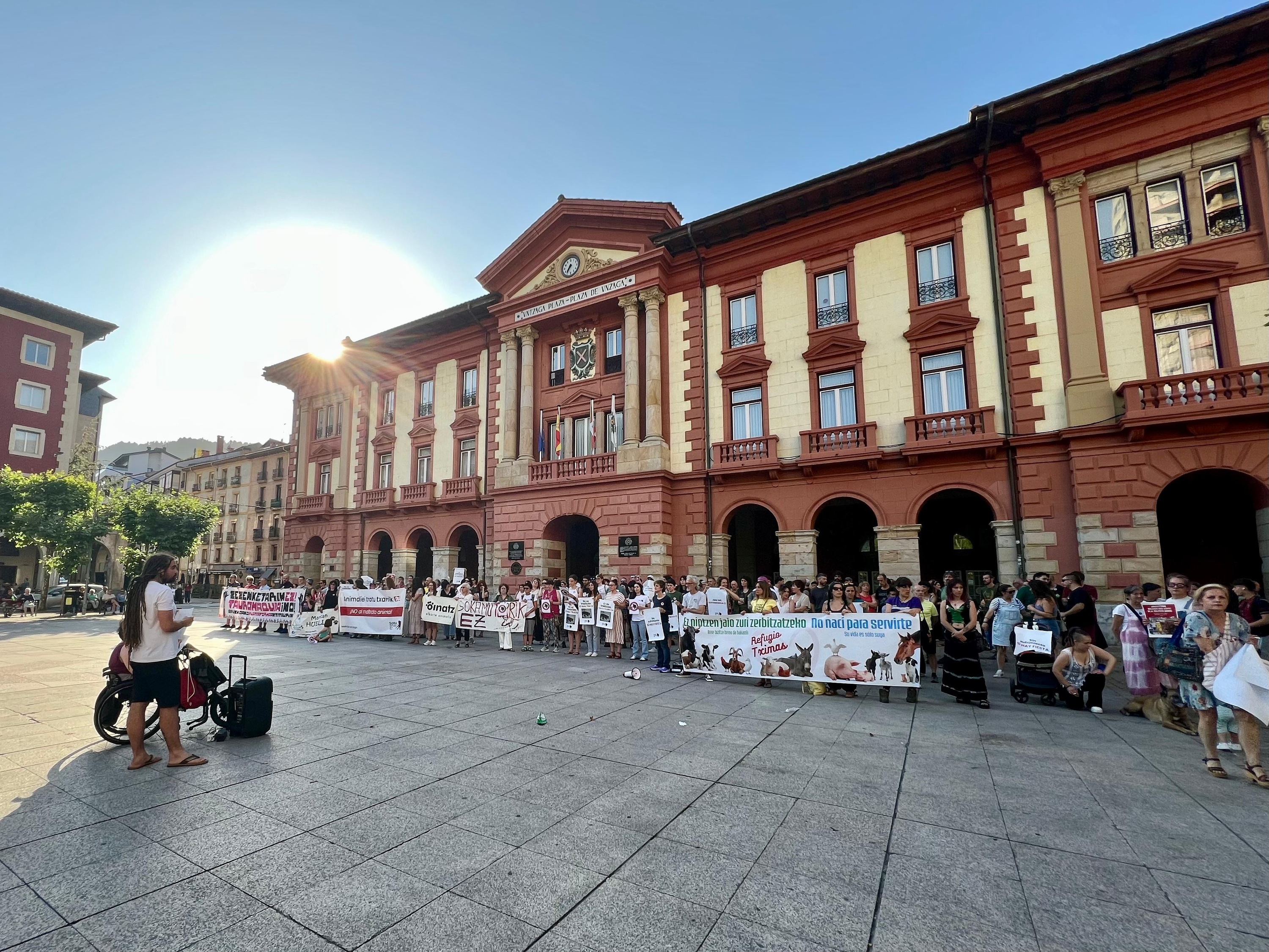 Hainbat lagun, asteartean, Eibarko Untzaga plazan, sokamuturraren aurka protestan. SOKAMUTURRA EZ EIBAR