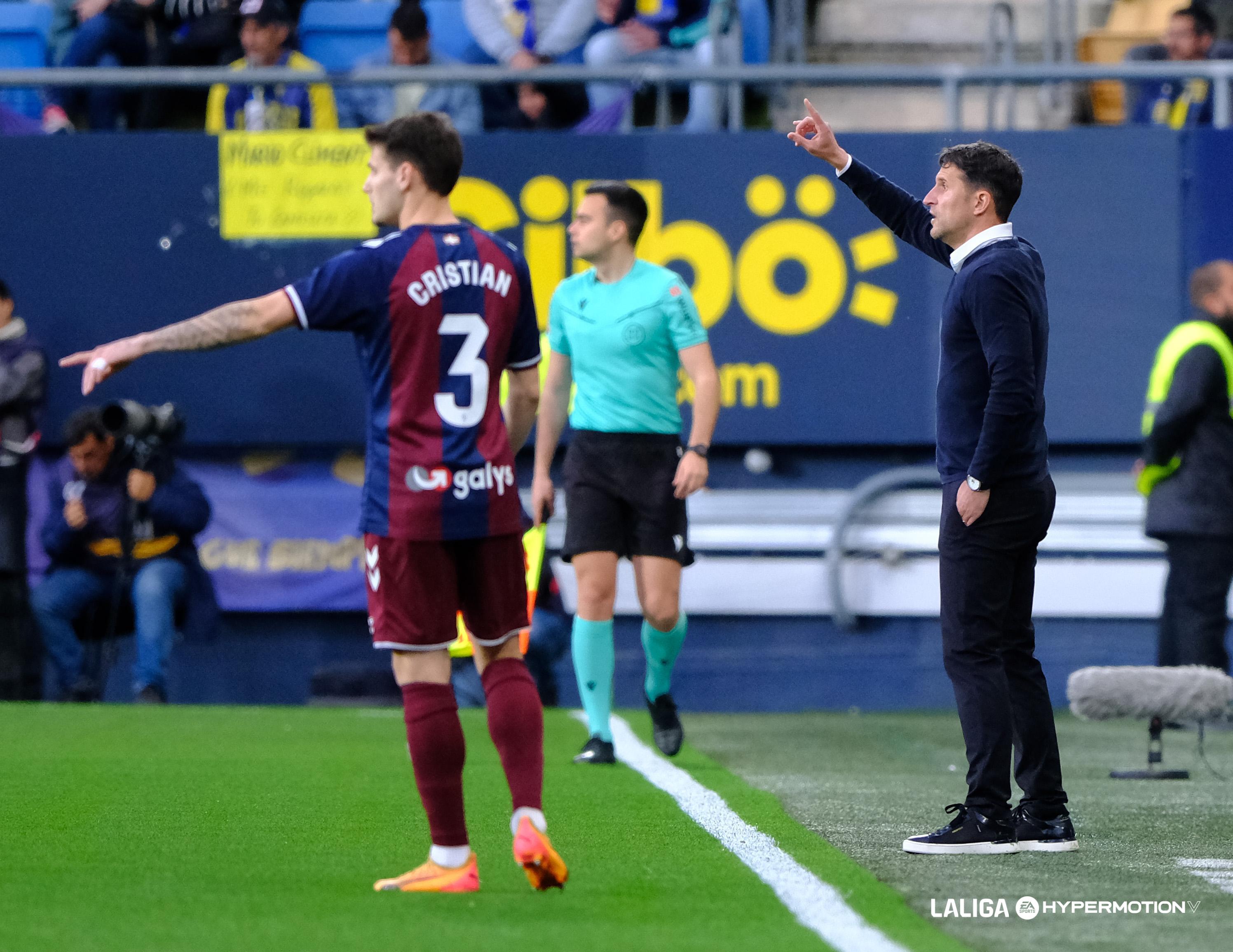 Beñat San Jose norgehiagoka batean aginduak ematen. LALIGA