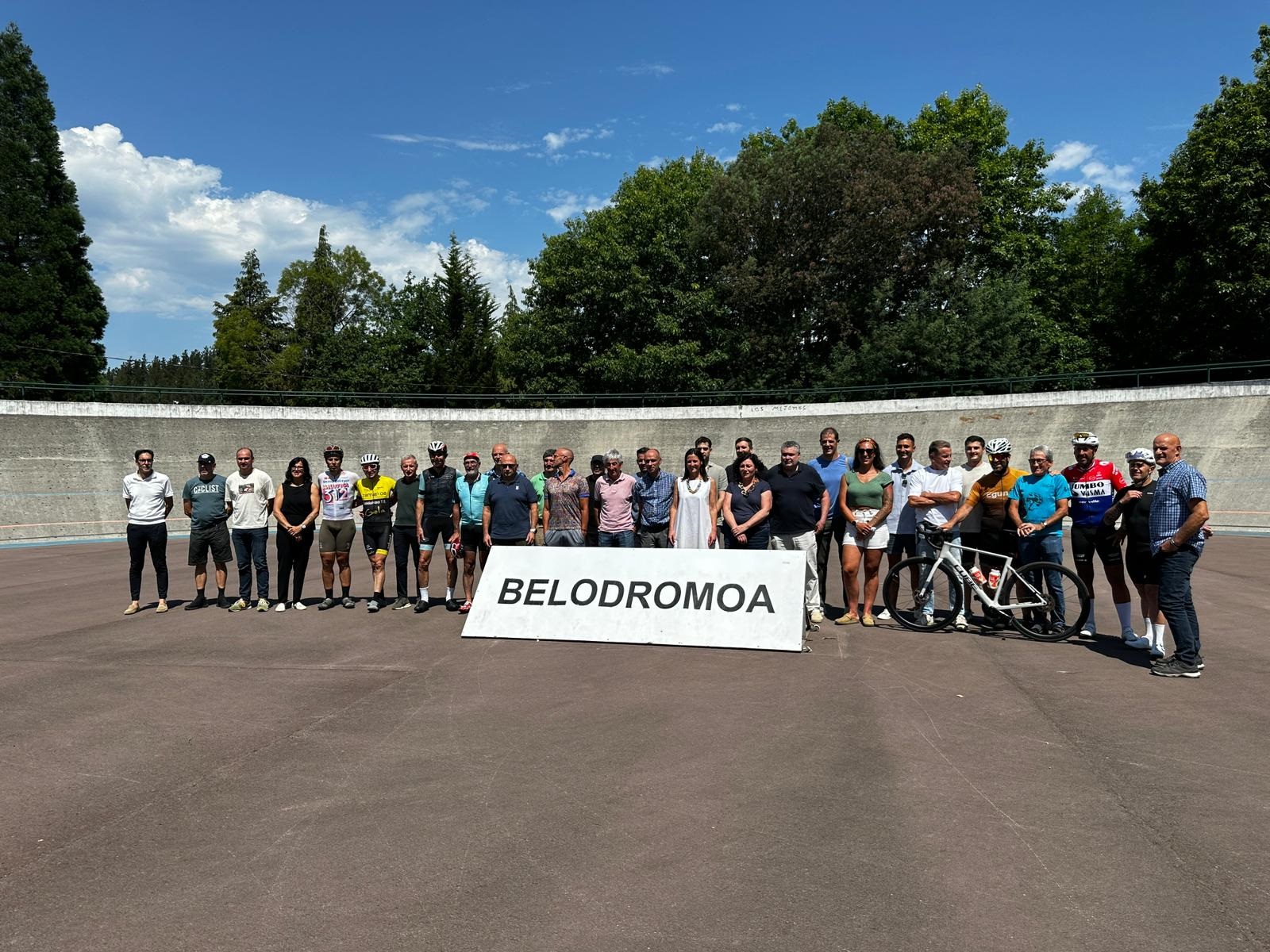 EAJko Durangaldeko alkate eta alkategaiak, hainbat txirrindularirekin, gaur, Berrizko Marino Lejarreta belodromoan. EAJ
