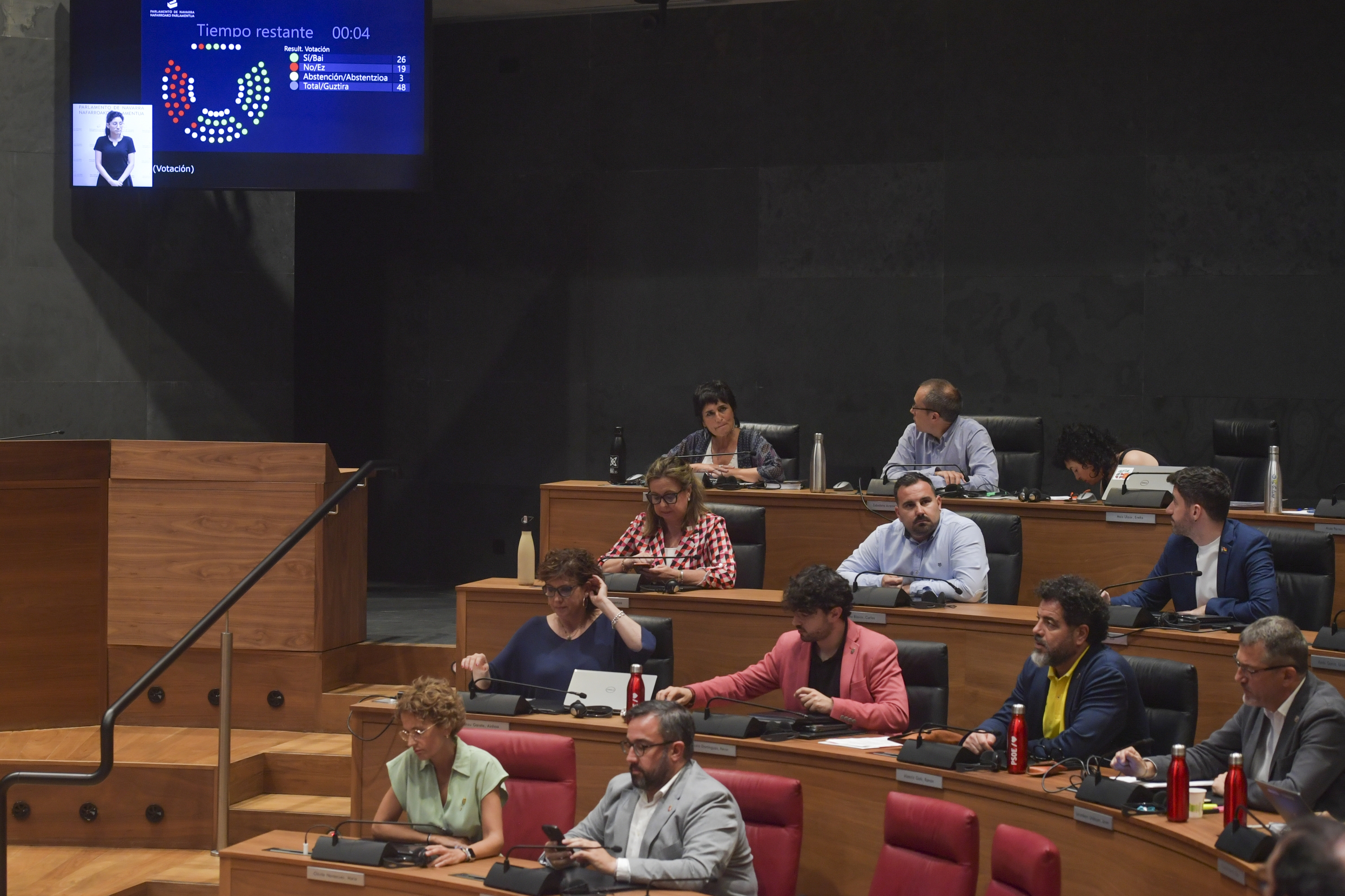 (ID_16194323) (Idoia Zabaleta/@FOKU) 2026-06-18, Iruñea. Nafarroako Parlamentuan ikerketa batzordearen ondorioen txostena bozkatu ...