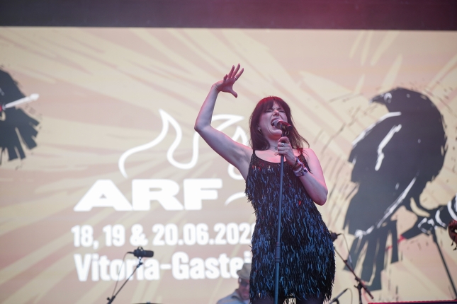 Imelda May, Azkena Rockeko belearen ondoan kantari. ENDIKA PORTILLO / FOKU