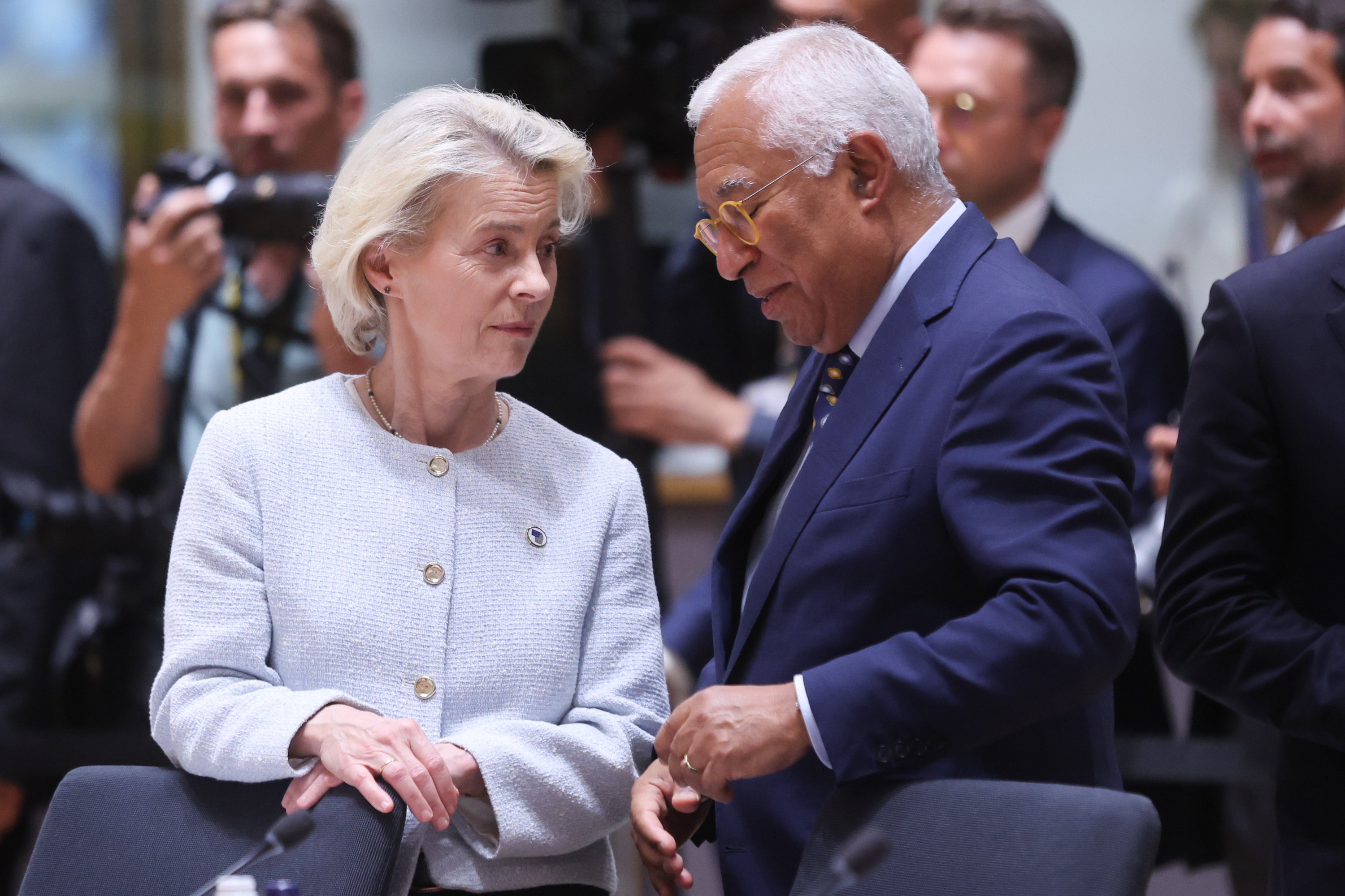 Ursula von der Leyen Europako Batzordeko presidentea eta Antonio Costa Europar Kontseiluko burua, atzo, Bruselan. OLIVIER HOSLET / EFE