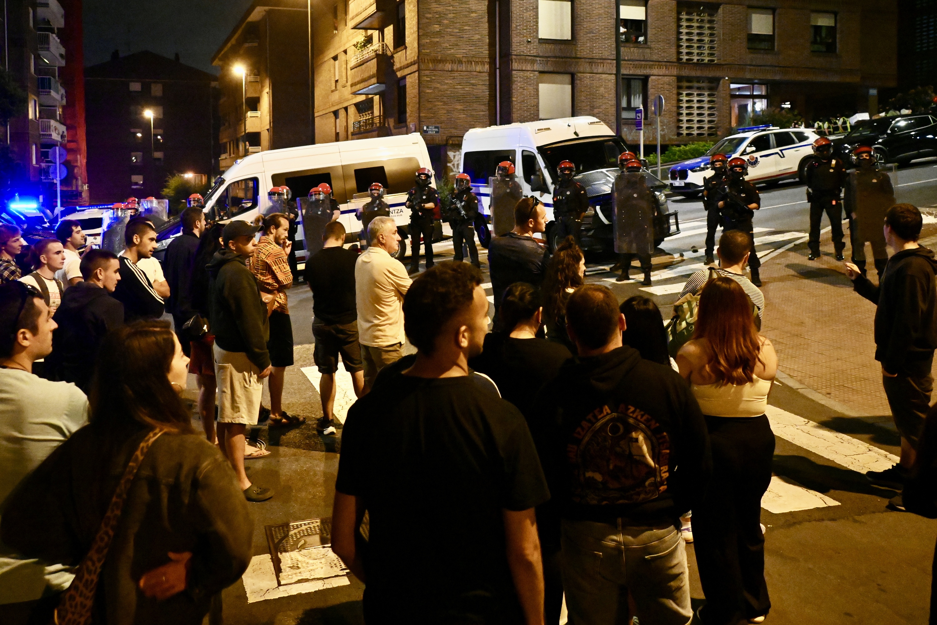 Polizia, Getxon, atxilotuetako kideetako baten etxea miatzera bidean. MIKEL MARTINEZ DE TRESPUENTES / FOKU