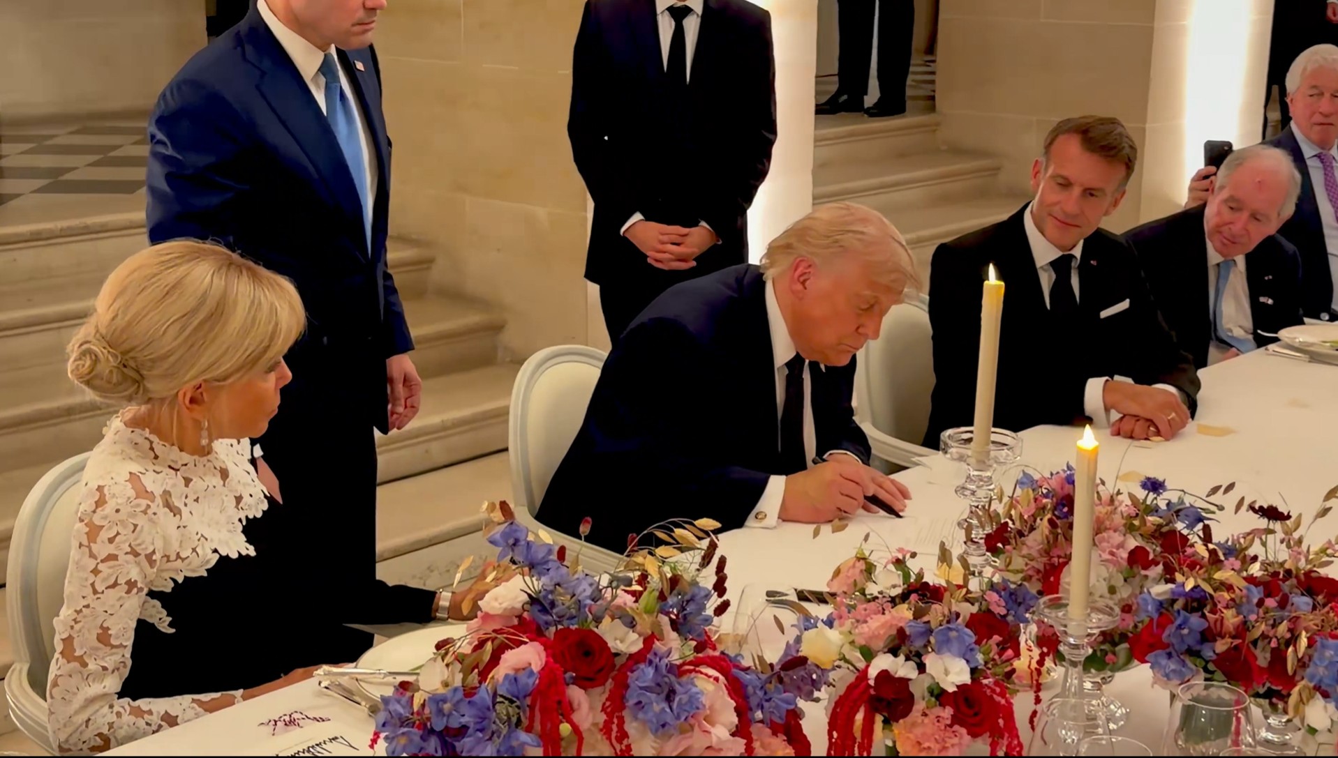 Donald Trump AEBetako presidentea memoranduma sinatzen, Versaillesen (Frantzia), azteazken gauean. EFE
