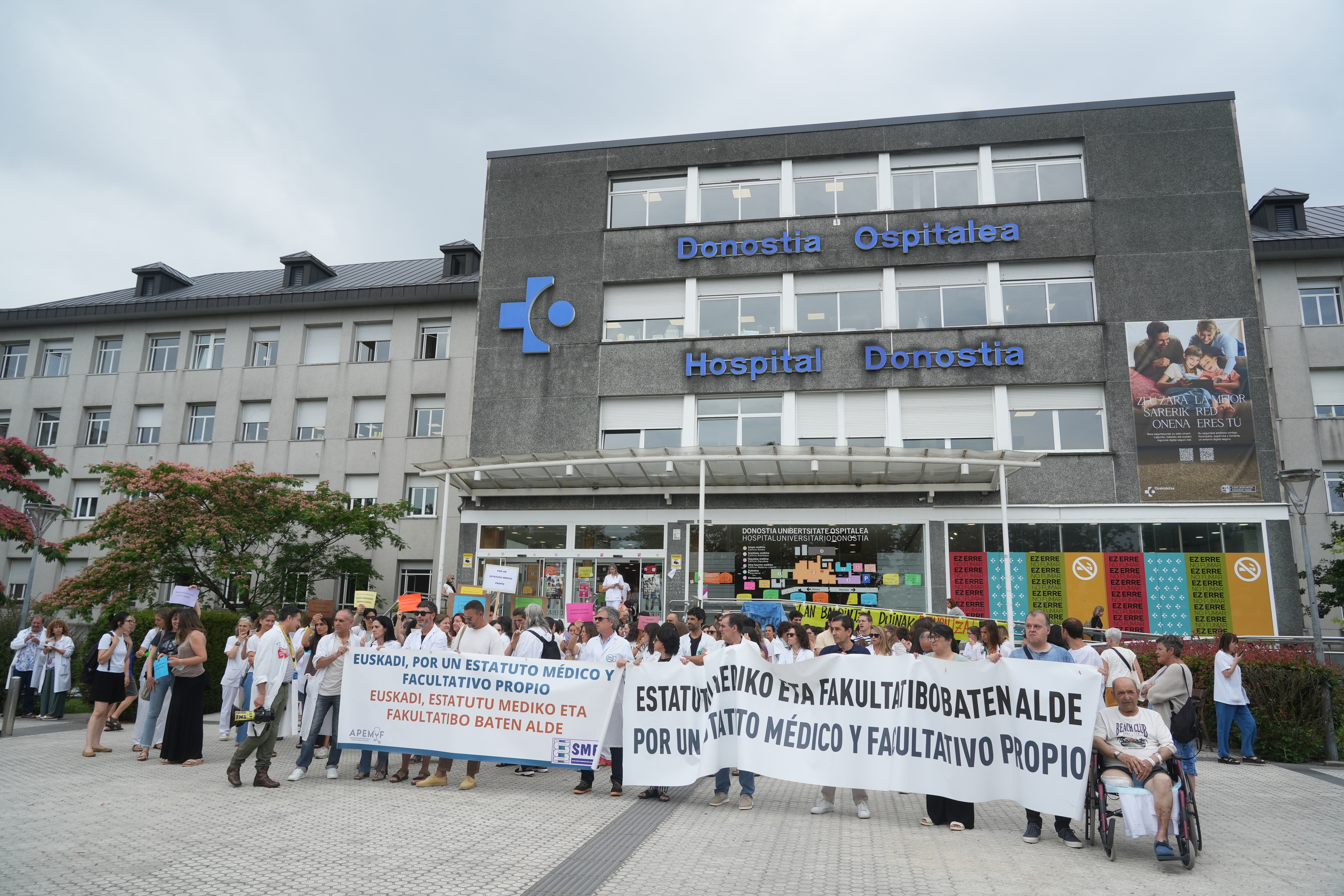 Medikuen kontzentrazioa Donostia ospitaleko sarreran. JON URBE / FOKU