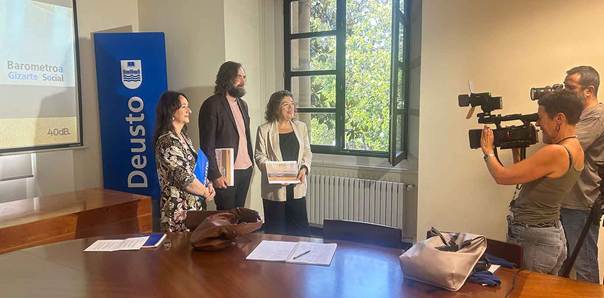 Iratxe Aristegi, Maria Silvestre eta Braulio Gomez. DEUSTUKO UNIBERTSITATEA