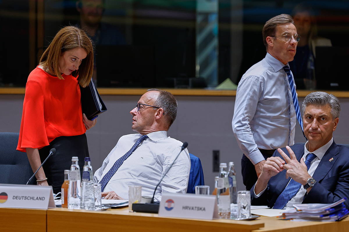 Roberta Metsola Friedrich Merz Alemaniako kantzelariarekin hitz egiten atzo Bruselan. GEERT VANDEN WIJNGAERT / EFE