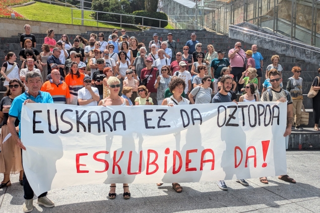 Eibarko euskalgintzaren protesta, gaur eguerdian. EUSKALGINTZAREN KONTSEILUA Eibarko euskalgintzaren protesta, gaur eguerdian. EUSKALGINTZAREN KONTSEILUA