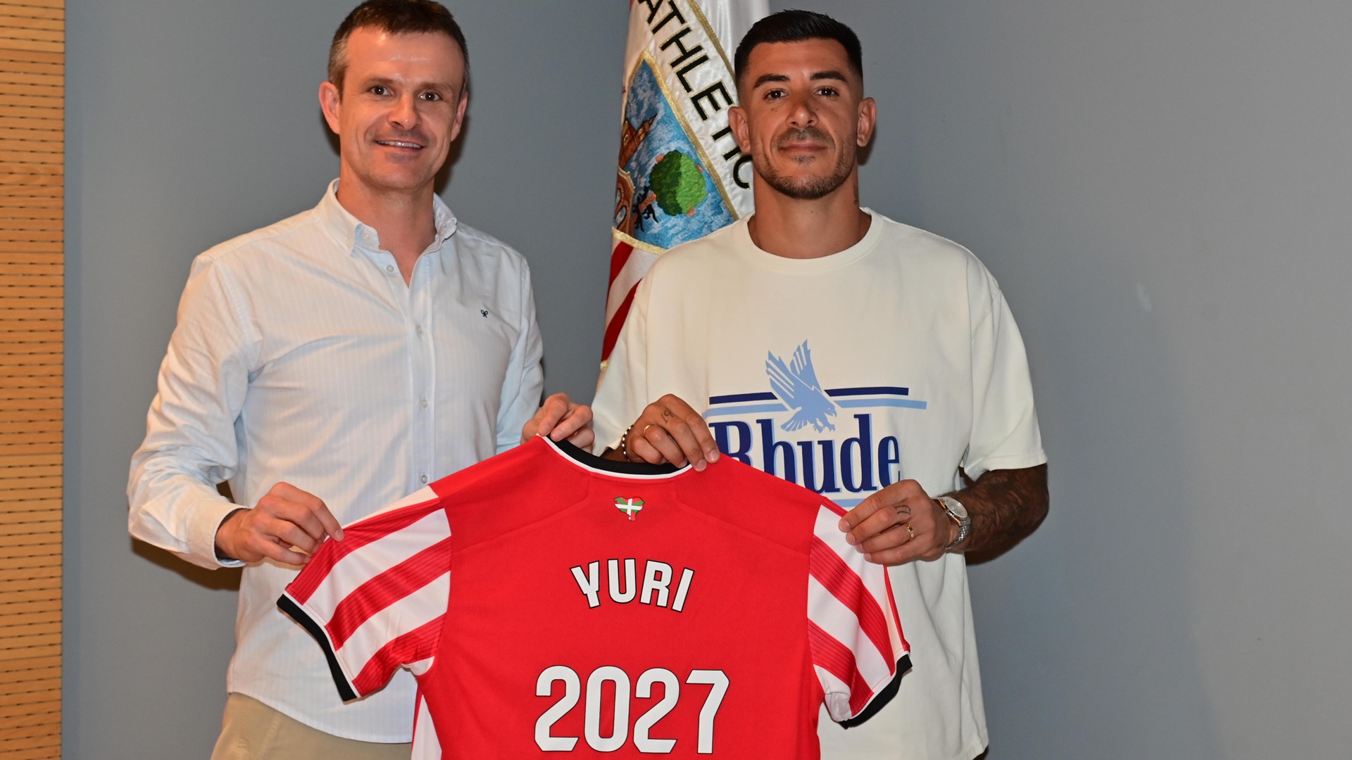 Jon Uriate eta Yuri Berchiche kontratu berritzea iragartzeko ekitaldian. ATHLETIC