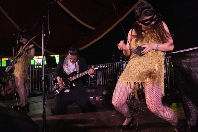 Stompin' Riffraffs, Trashville bete-betearen aurrean jotzen. RAUL BOGAJO / FOKU Stompin' Riffraffs, Trashville bete-betearen aurrean jotzen. RAUL BOGAJO / FOKU