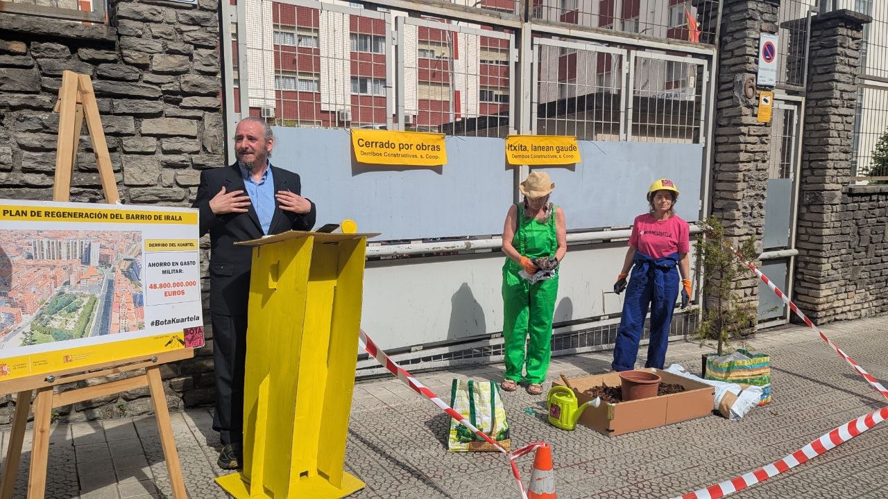  Bota Kuartela taldeko antimilitaristen performancea gaur, Bilbon. BOTA KUARTELA