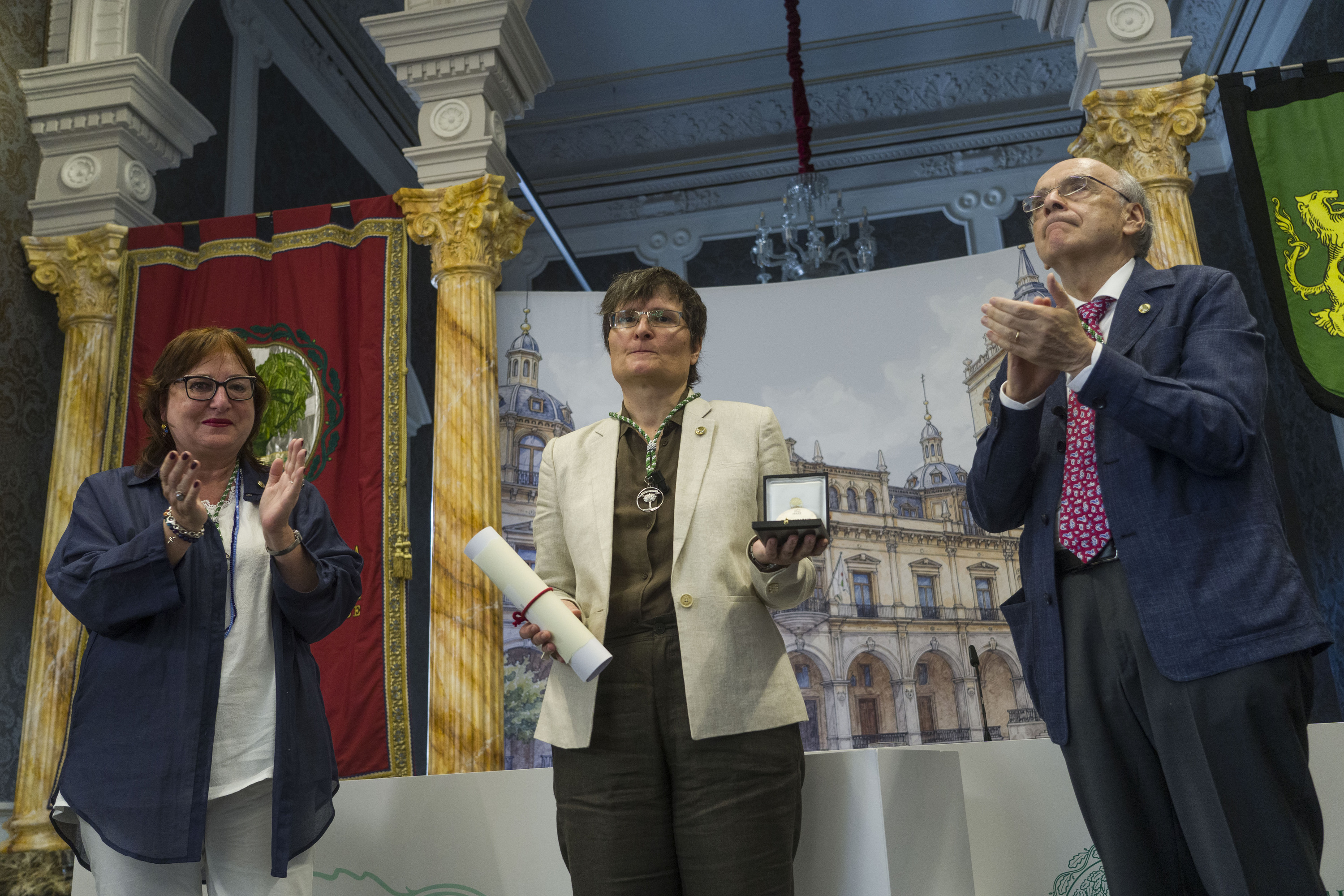 Irene Arrarats sarrera hitzaldia eman ondoren, Miren Agur Meabe eta Andres Urrutia ondoan dituela. JON URBE / FOKU