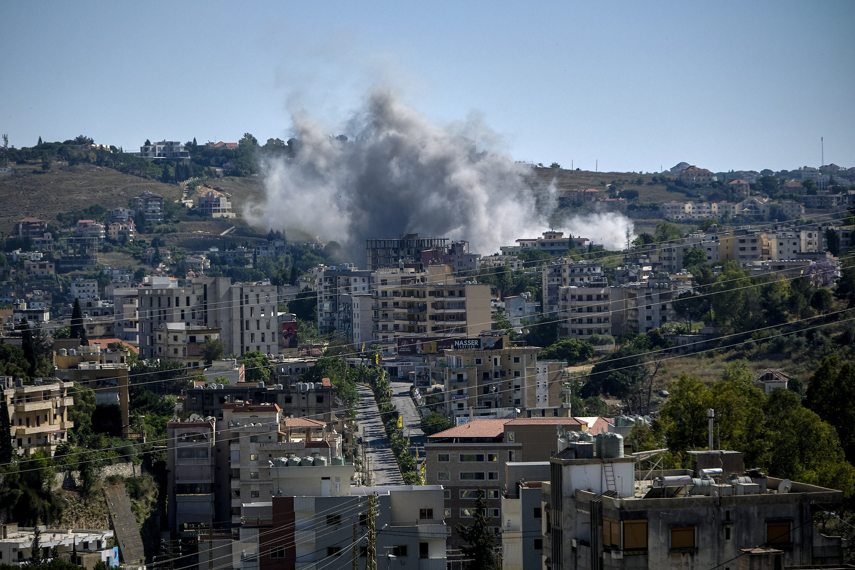 Israelen bonbardaketa batek eragindako kea, atzo, Libanoko Nabatieh hirian. EDGAR GUTIERREZ / EFE