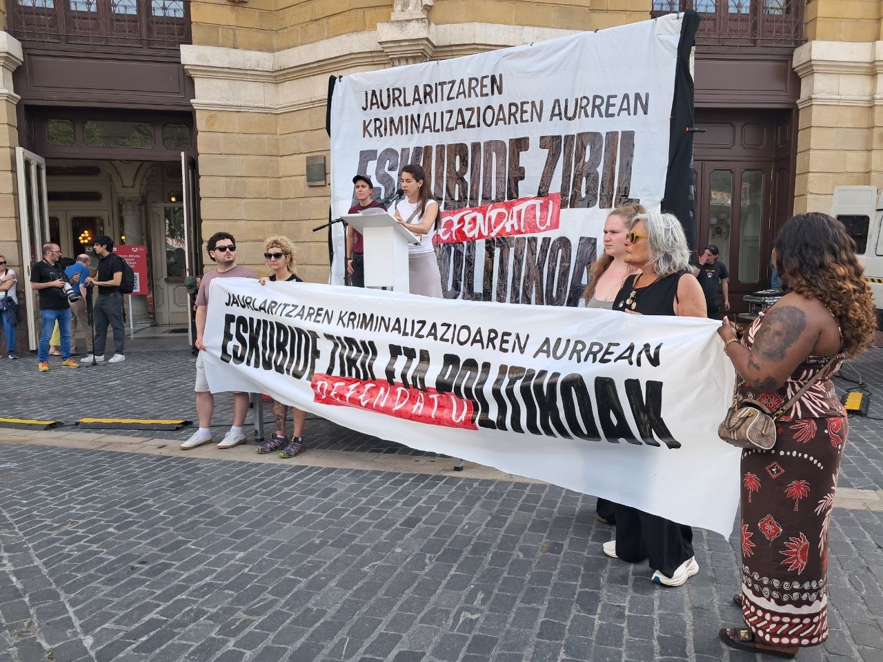 Ertzaintzaren «inpunitatea» salatzeko manifestazioaren bukaera, Bilboko Arriagan. MOBILIZAZIOKO ANTOLATZAILEAK