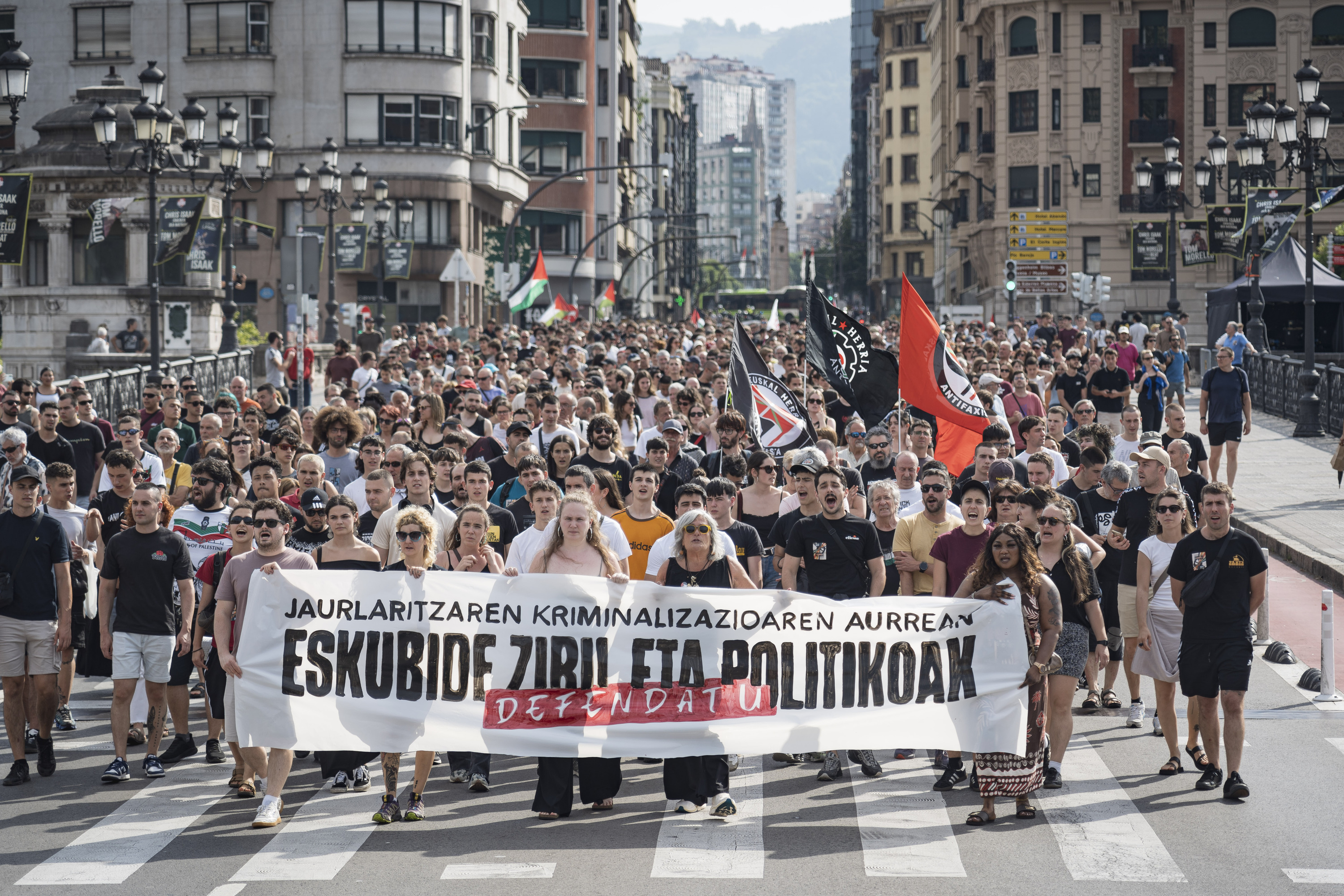 Ertzaintzaren «inpunitatea» salatzeko manifestazioa gaur, Bilboko udaletxeko zubian barrena. ARITZ LOIOLA / FOKU