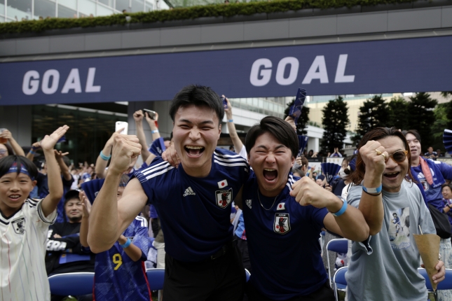 Japoniako zaleak garaipena ospatzen, pozarren, Tokion. FRANCK ROBICHON / EFE Japoniako zaleak garaipena ospatzen, pozarren, Tokion. FRANCK ROBICHON / EFE