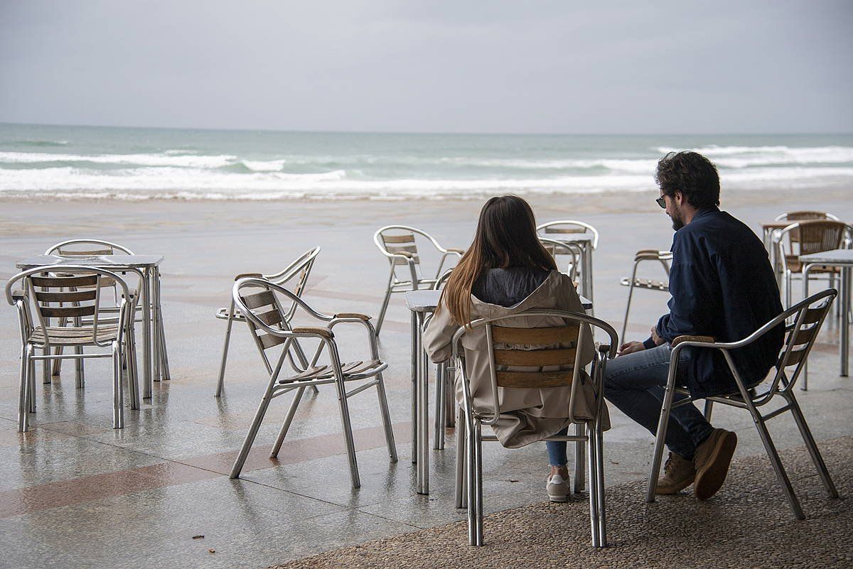 Ekainean, Zarauzko malekoiko terraza bateko irudia. GORKA RUBIO / FOKU