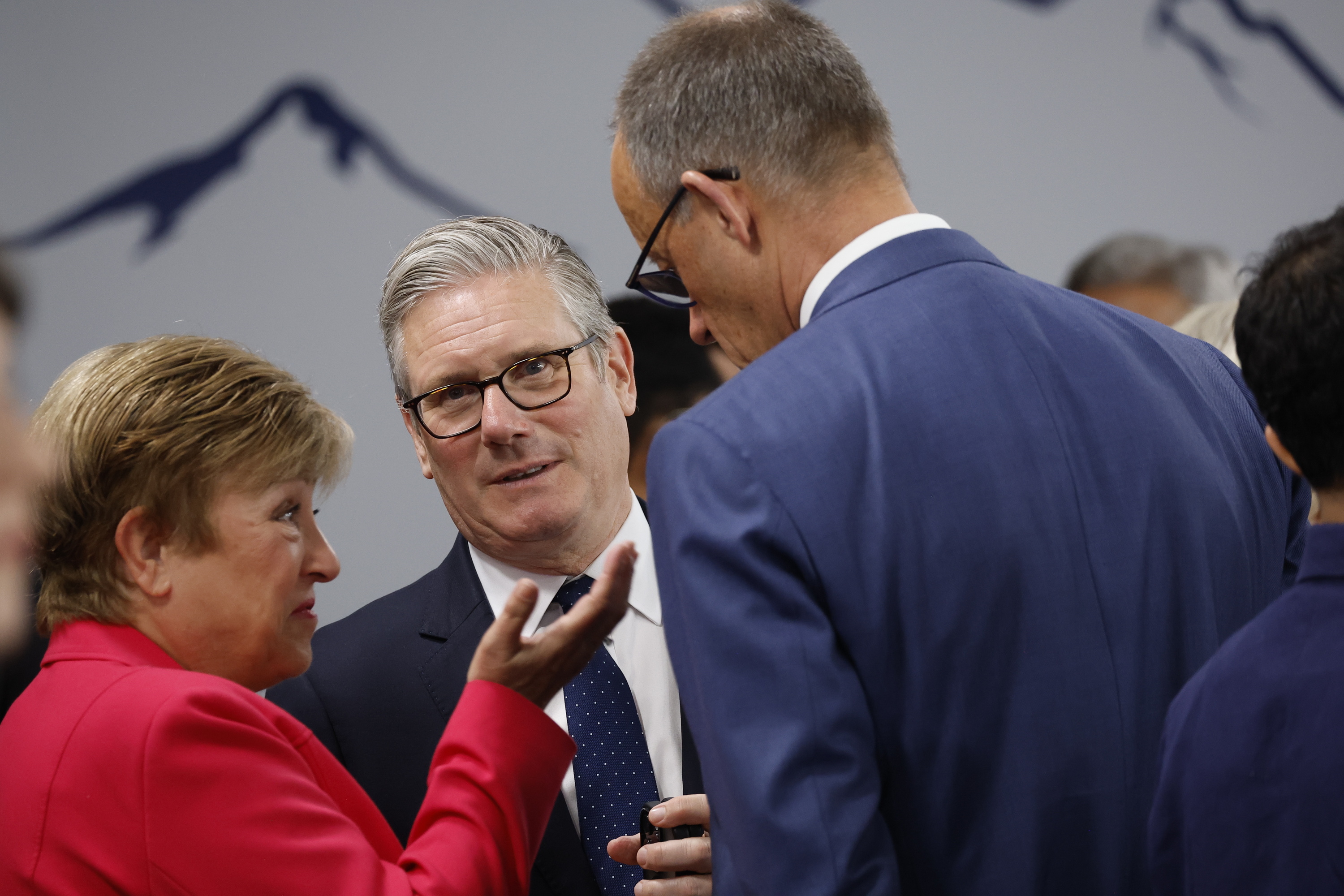Starmer asteon, G7ko bileran. YOAN VALAT / EFE