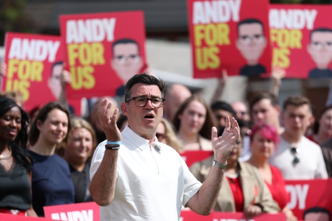 Andy Burnham ekitaldi batean. ADAM VAUGHAN / EFE Andy Burnham ekitaldi batean. ADAM VAUGHAN / EFE