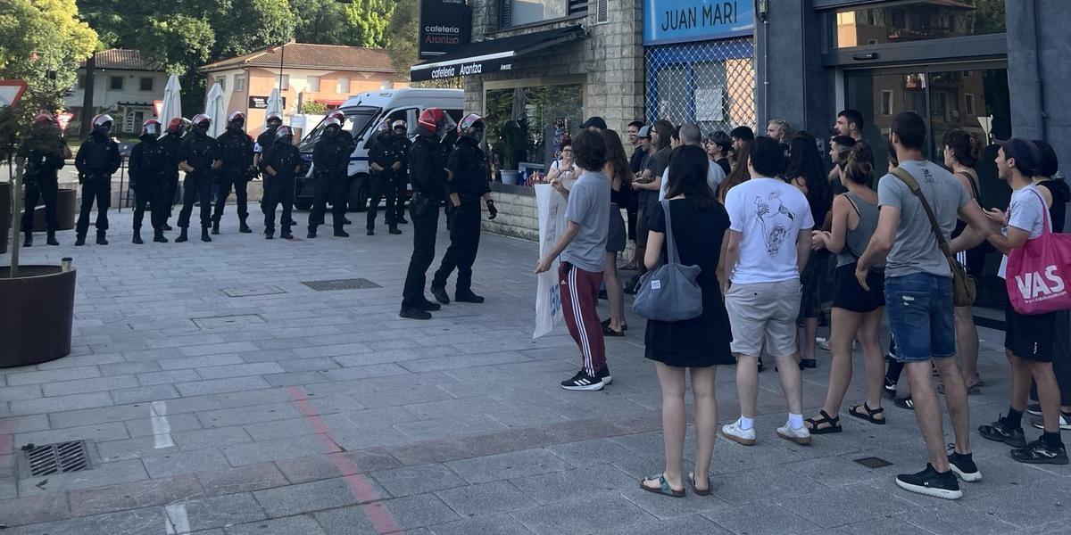 Etxebizitza Sindikatuak eta Hego Uribeko Kontseilu Sozialistak deituta, kontzentrazioa egiten ari dira Galdakaon. KONTSEILU SOZIALISTA