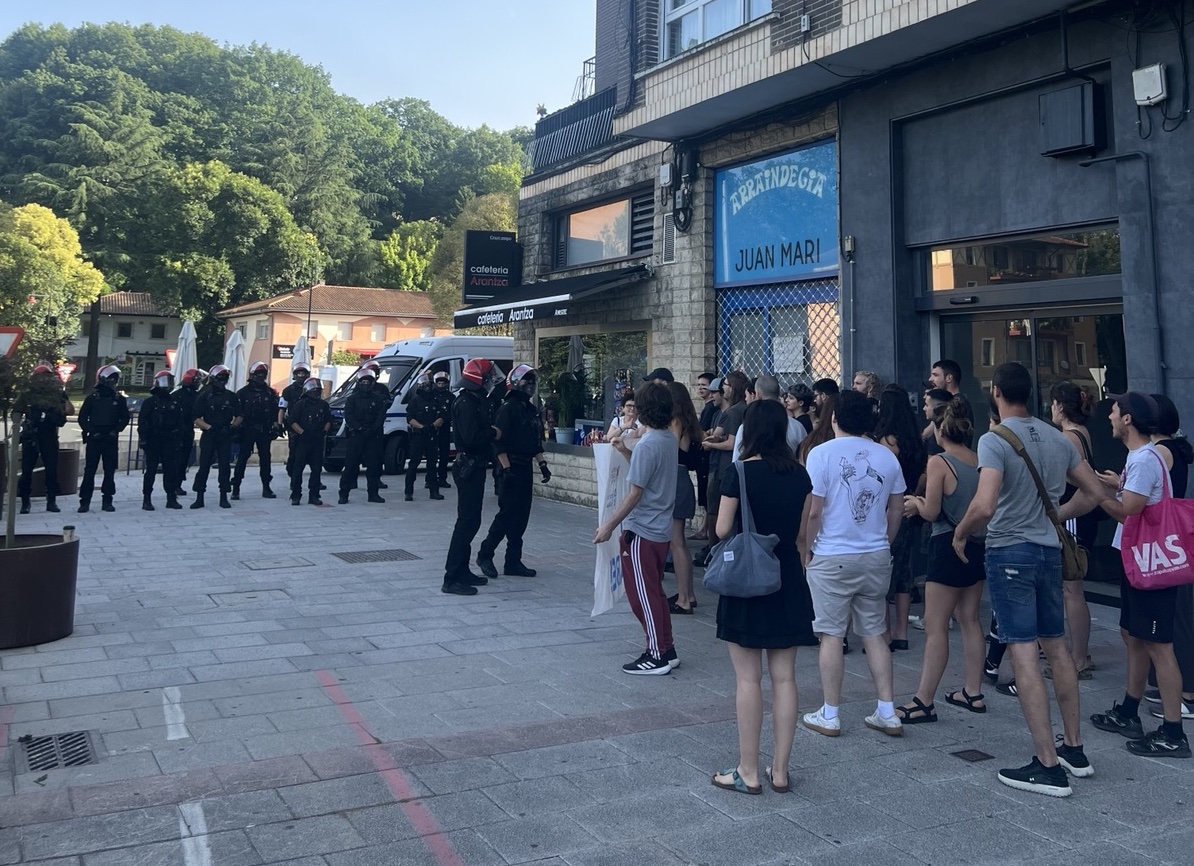 Etxebizitza Sindikatuak eta Hego Uribeko Kontseilu Sozialistak deituta, kontzentrazioa egiten ari dira Galdakaon. KONTSEILU SOZIALISTA