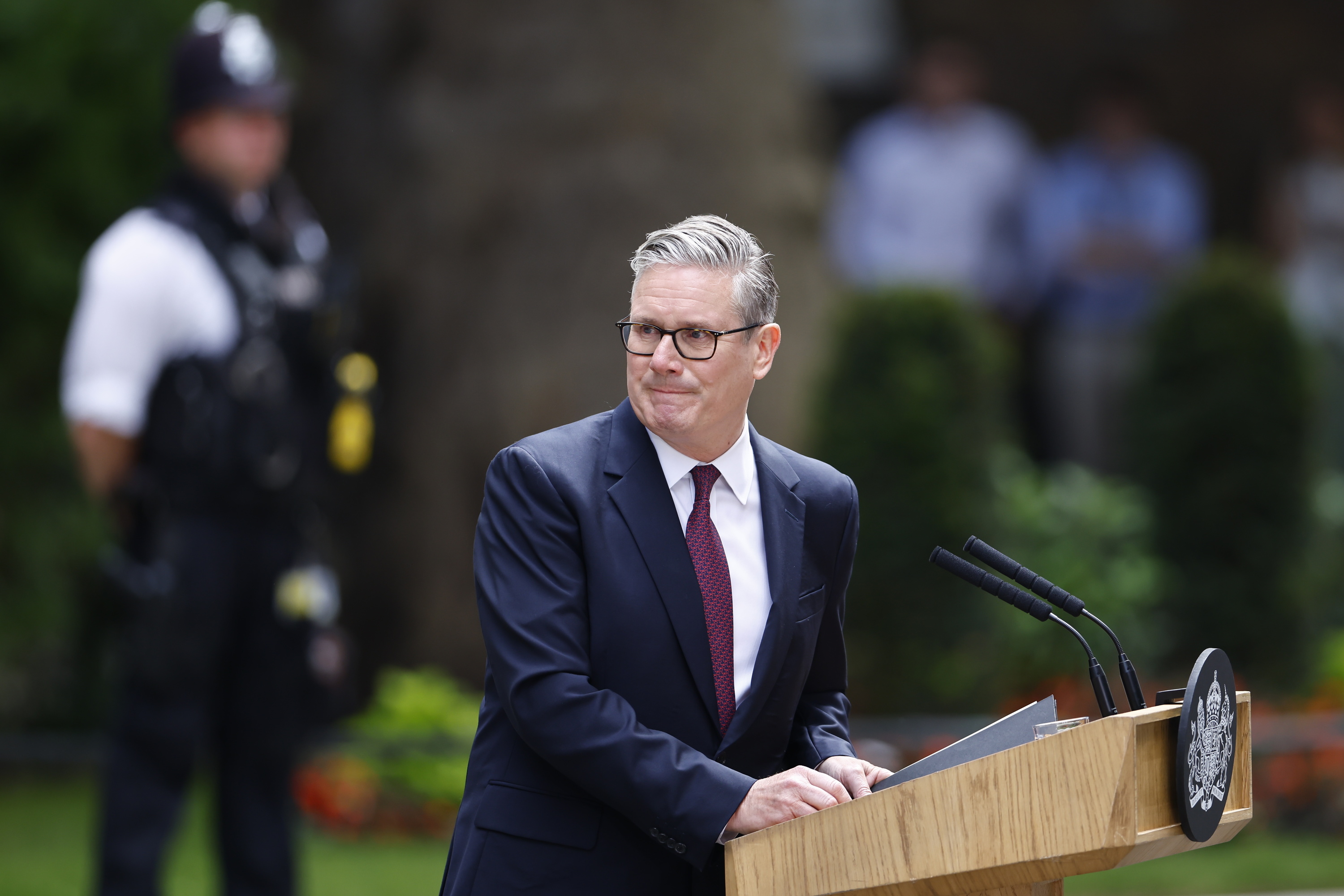 Keir Starmer gaur, Downing Streeteko 10. zenbakiaren parean. TOLGA AKMEN / EFE