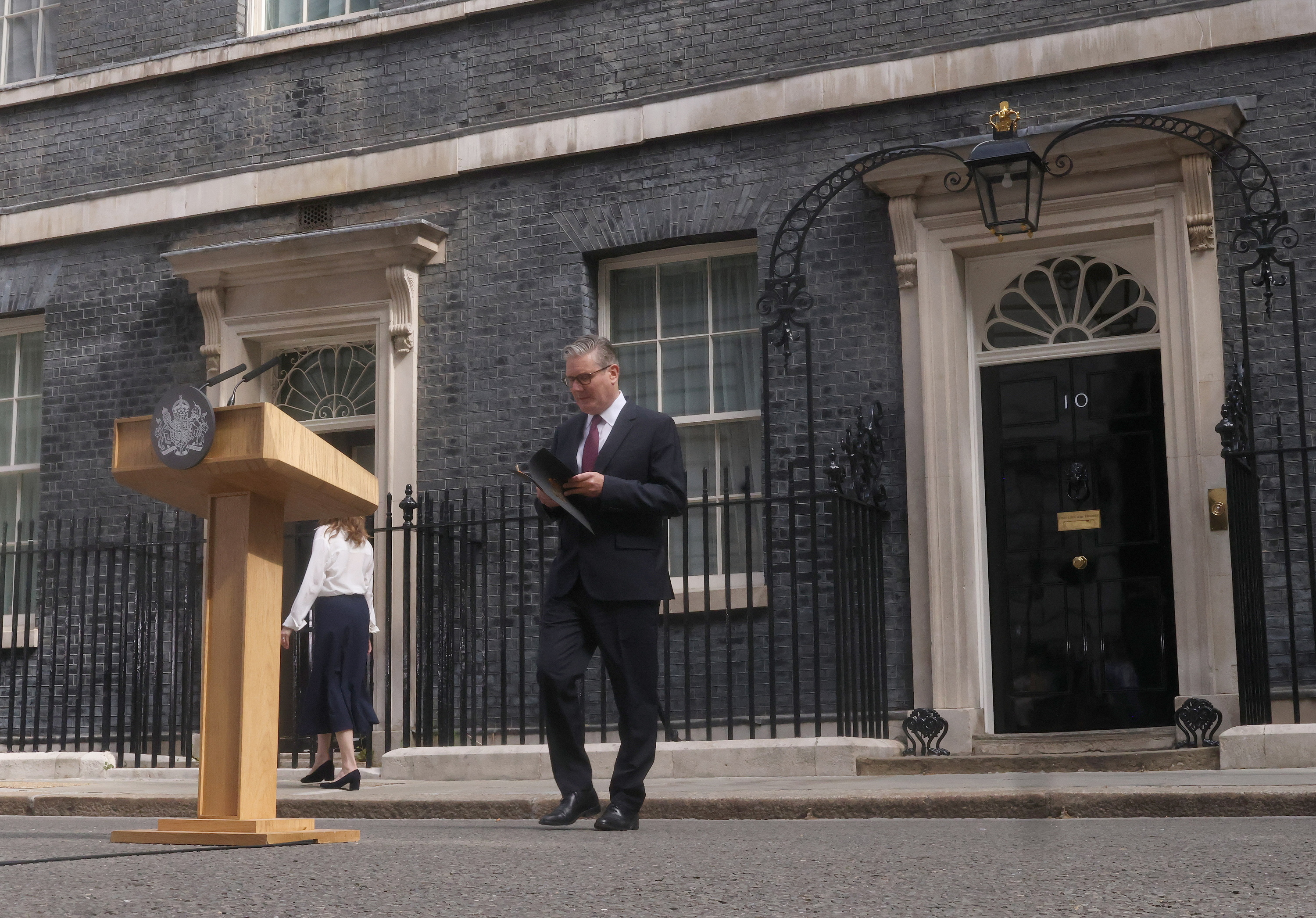 Keir Starmer gaur, Downing Streeteko 10. zenbakiaren parean. NEIL HALL / EFE