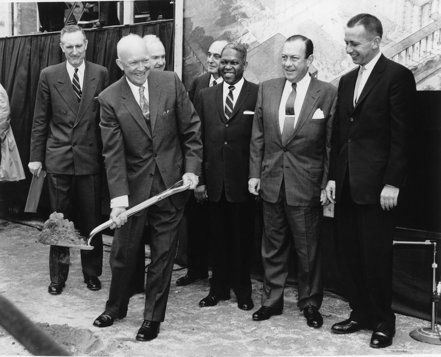 Dwight Eisenhower pala batekin, Lincoln Center eraikitzeko lanetan, New Yorken, 1959an. BOB SERATING / EFE