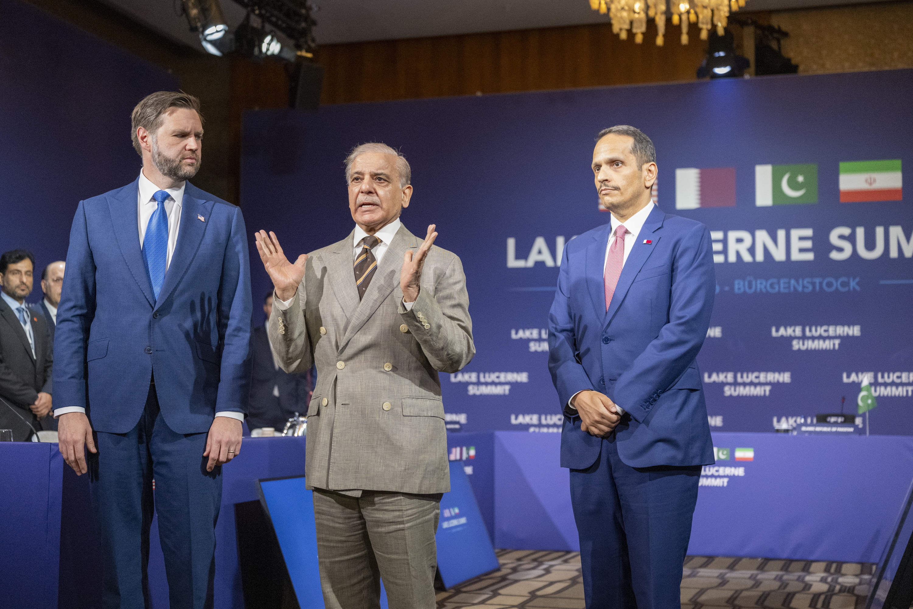 JD Vance (AEB), Shehbaz Sharif (Pakistan) eta Mohammed bin Abdulrahman Al Thanir (Qatar) Suitzan, atzo. URS FLUEELER / EFE