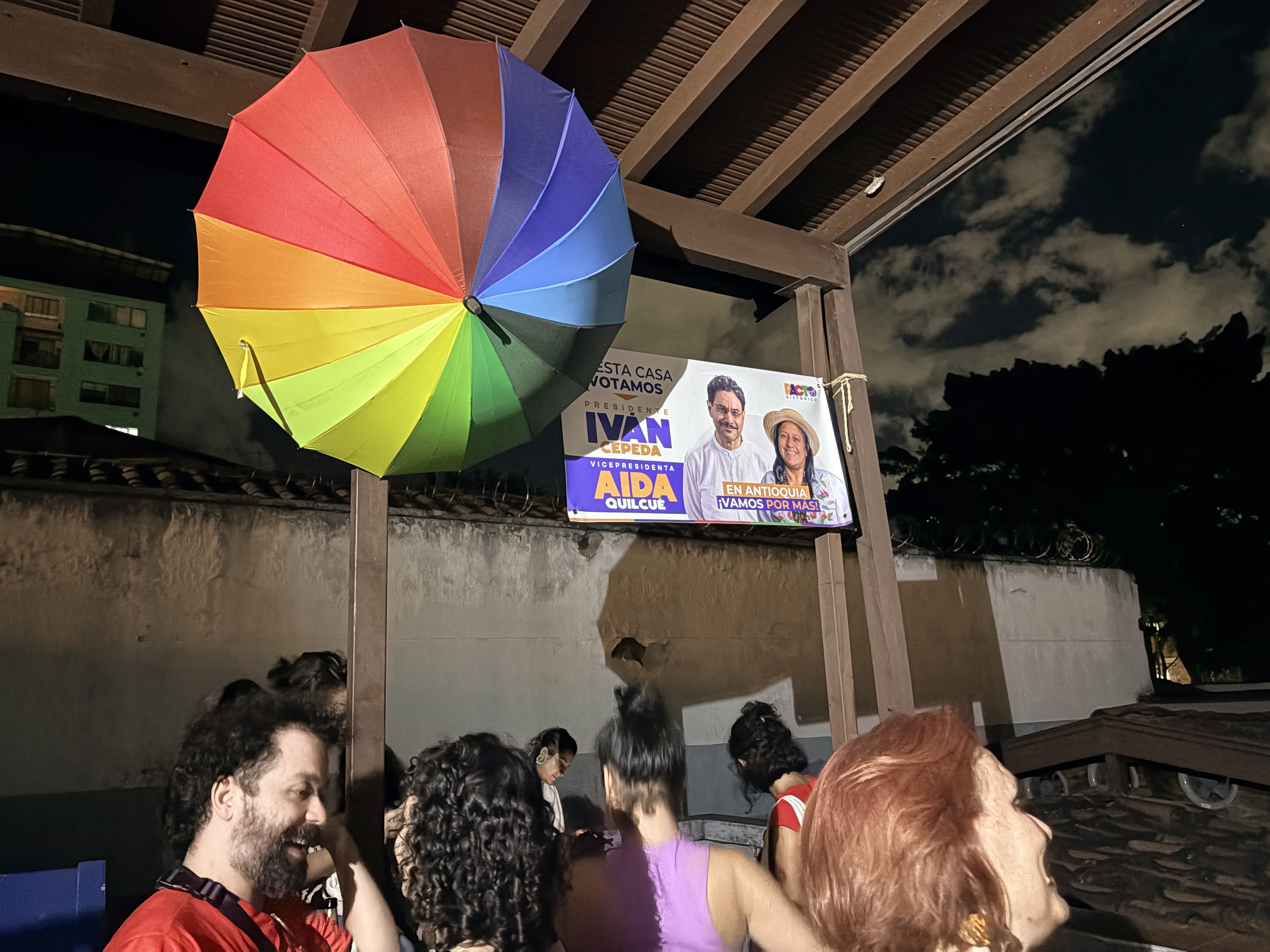 Hainbat herritar hauteskunde gauean La Popular etxean, Medellinen. ZURIÑE RODRIGUEZ LARA