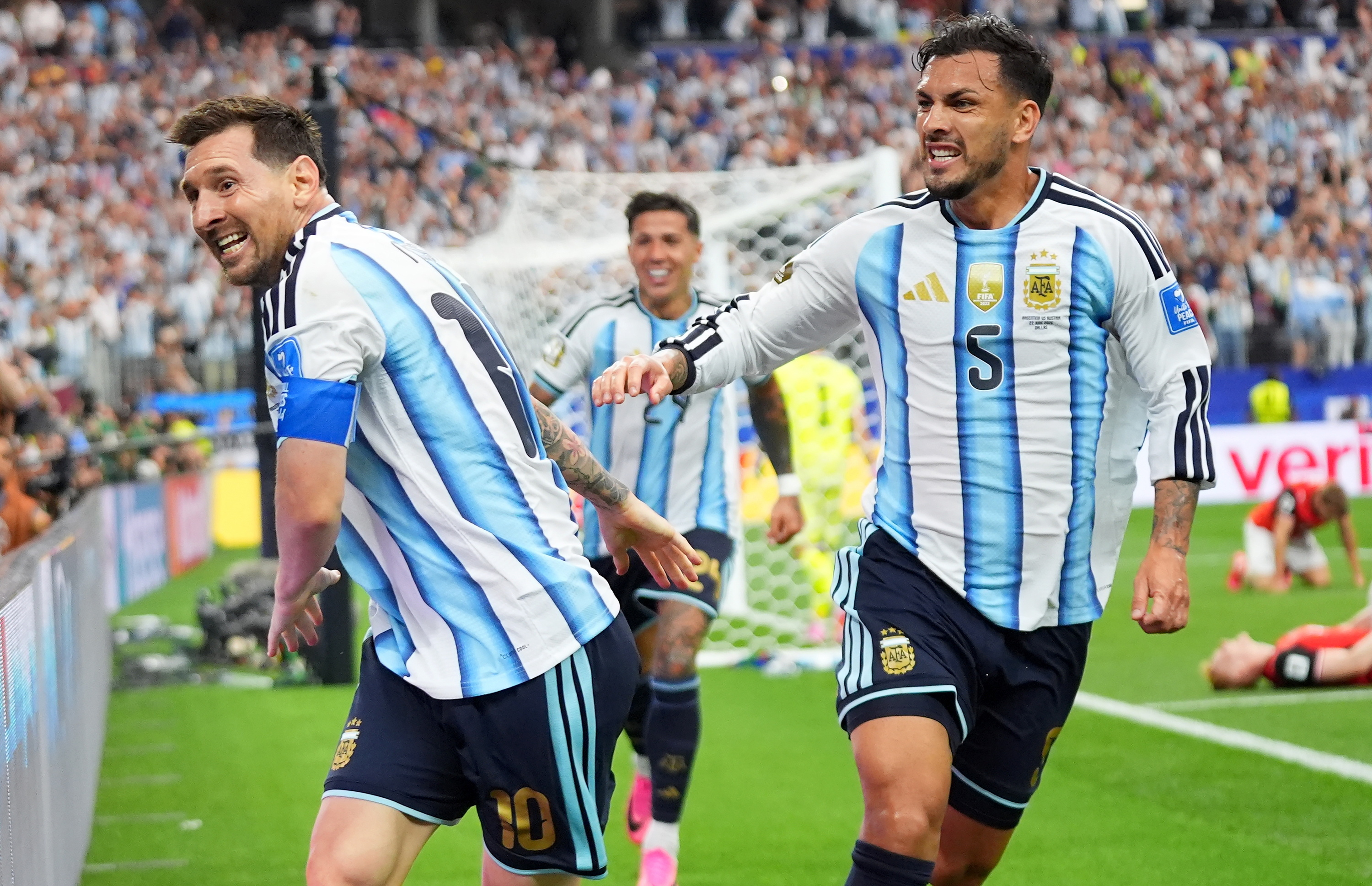 Argentinako jokalariak Messiren atzetik goletako bat ospatzen. JEFFREY MCWHORTER / EFE