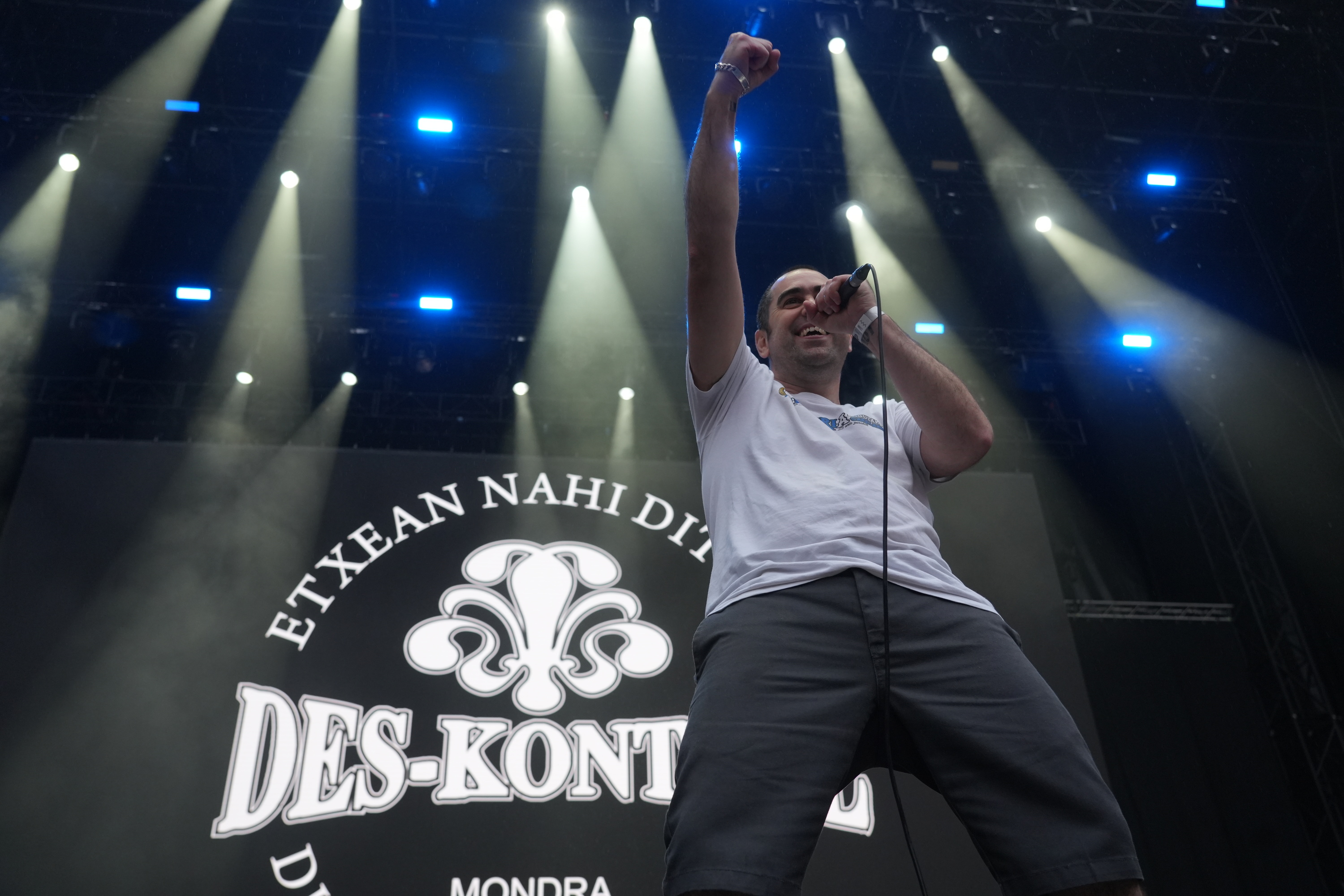 Des-kontrol taldea, iazko ekainean, Donostian Fermin Muguruzarekin emandako kontzertuan. JON URBE / FOKU