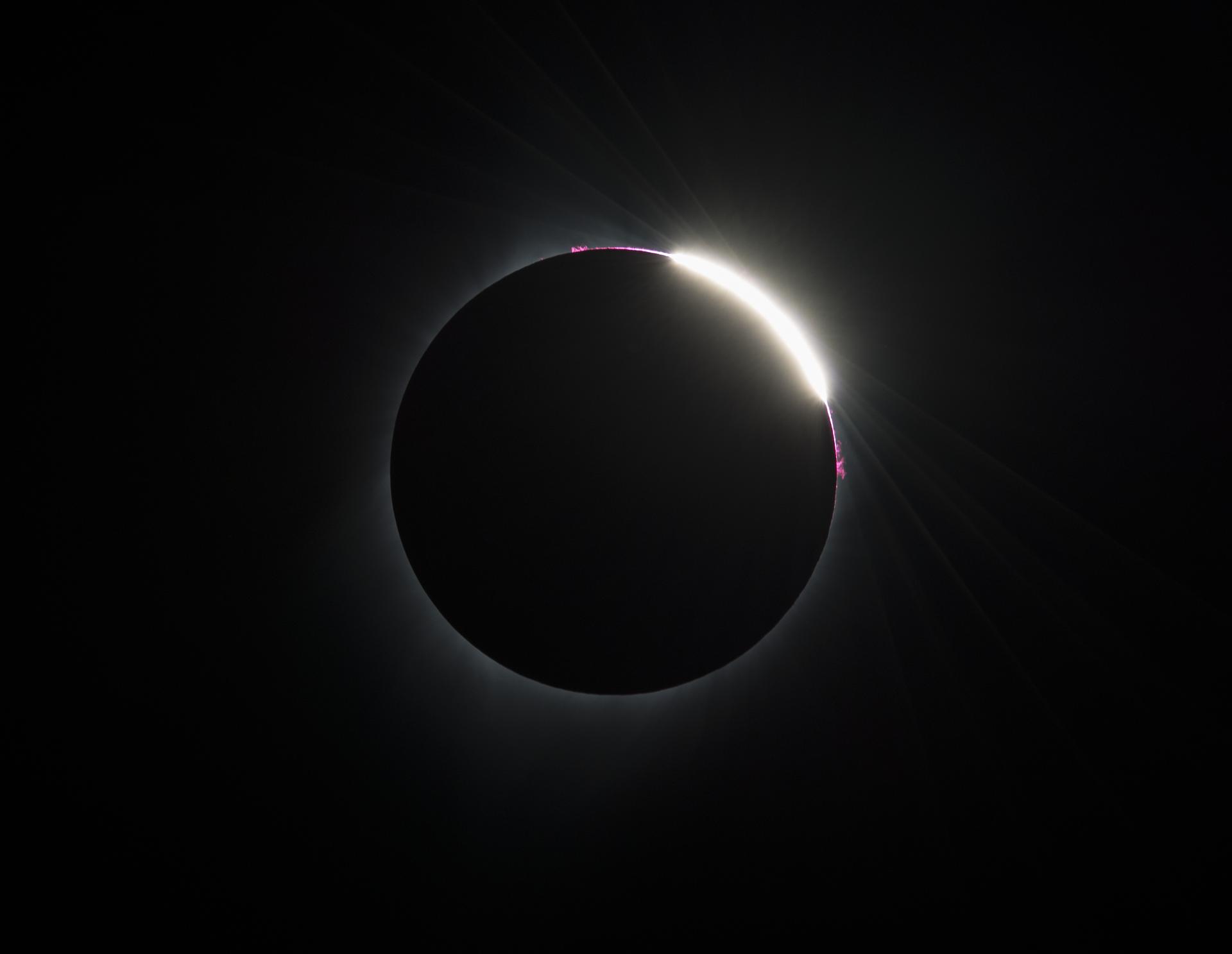 2017ko eguzki eklipse osoa, Oregonen (AEB). Eguzkiaren koroa ikus daiteke. AUBREY GEMIGNANI / NASA