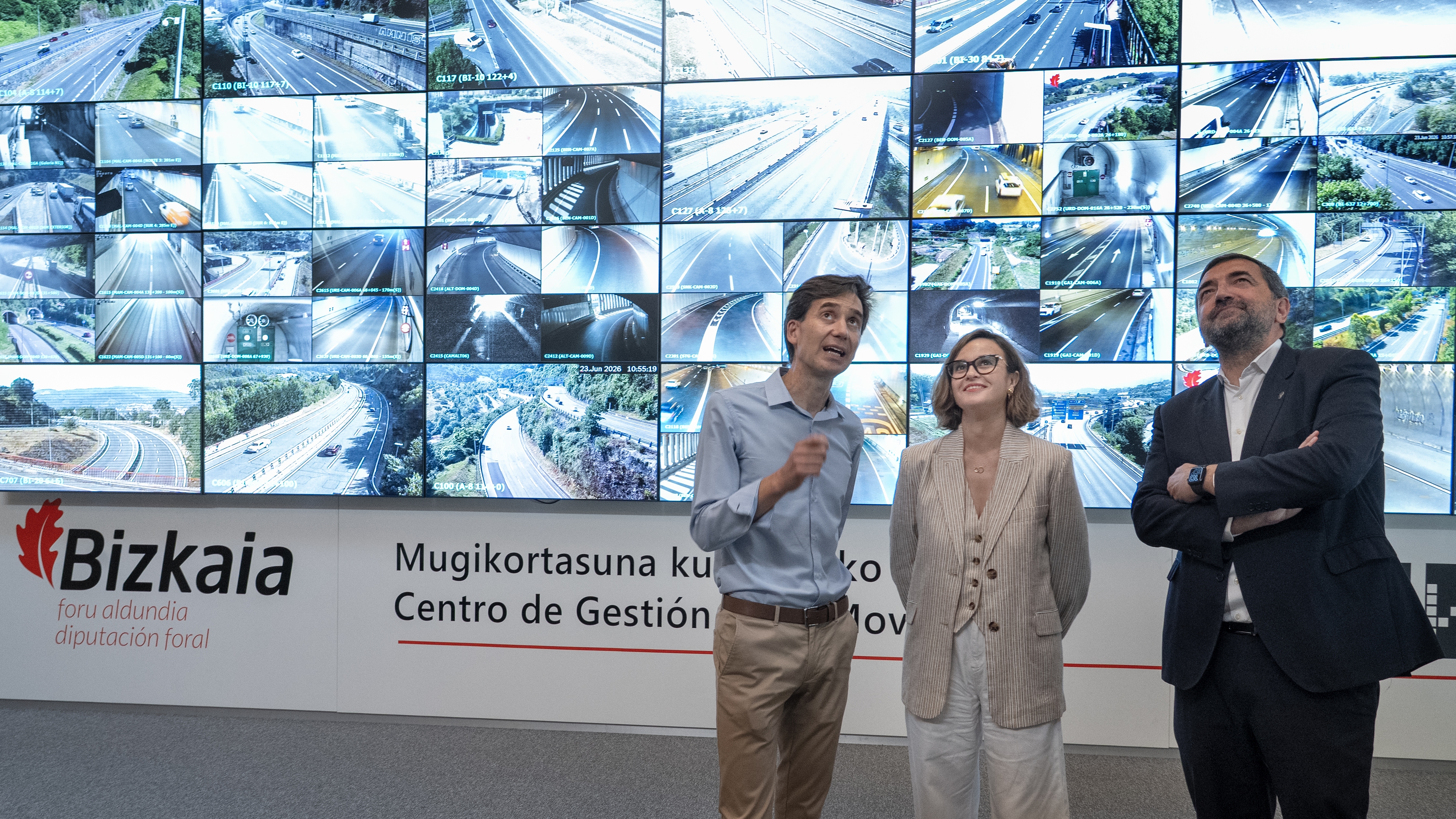  Felipe Cobos Mugikortasuna Kudeatzeko Zentroko arduraduna, Elixabete Etxanobe Bizkaiko ahaldun nagusia eta Carlos Alzaga Azpiegituretarako eta Lurralde Kohesiorako foru diputatua, gaur, Basaurin. BIZKAIKO FORU ALDUNDIA