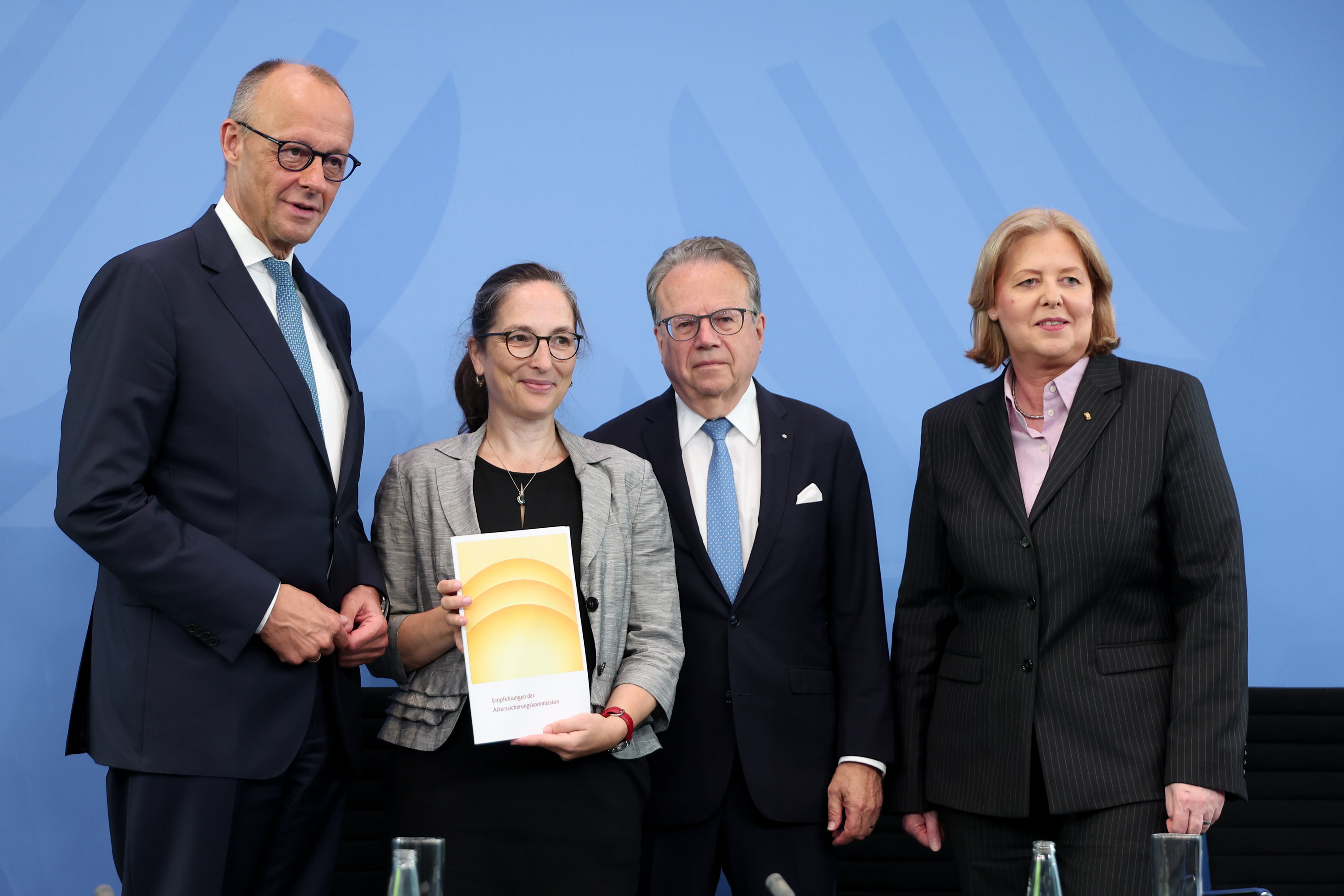 Friedrich Merz (ezkerrean) eta Baerber Bas Lan ministroa (eskuinean), adituen txostena jasotzen, Berlinen. FILIP SINGER / EFE